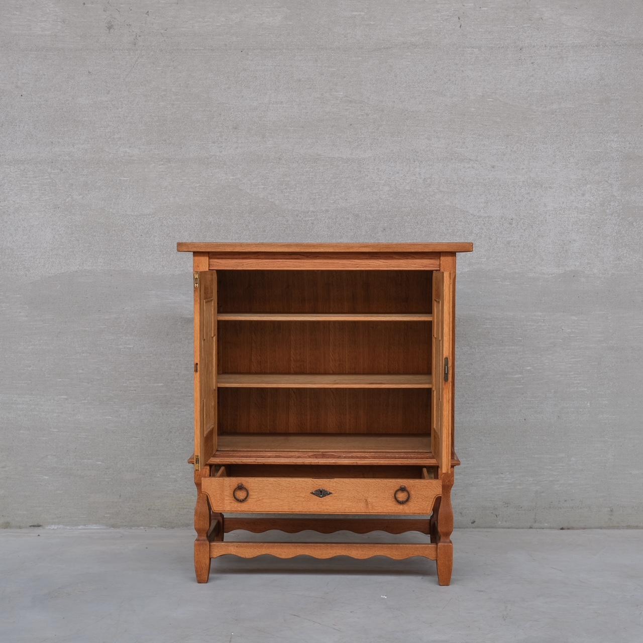 Quercia Mobile laterale o bar danese di metà secolo in Oak, attribuito a Henning Kjaernulf in vendita