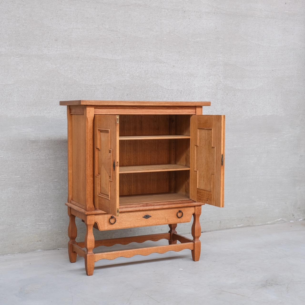 Mobile laterale o bar danese di metà secolo in Oak, attribuito a Henning Kjaernulf in vendita 1