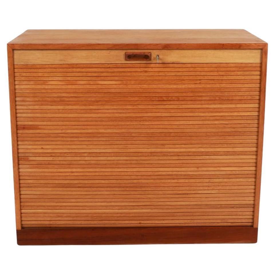 Armoire à produits à portes tambour en chêne danois du milieu du siècle avec clé