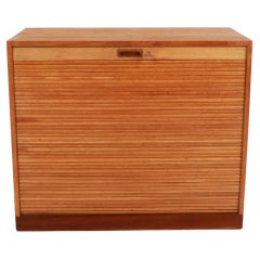 Armoire à produits à portes tambour en chêne danois du milieu du siècle avec clé