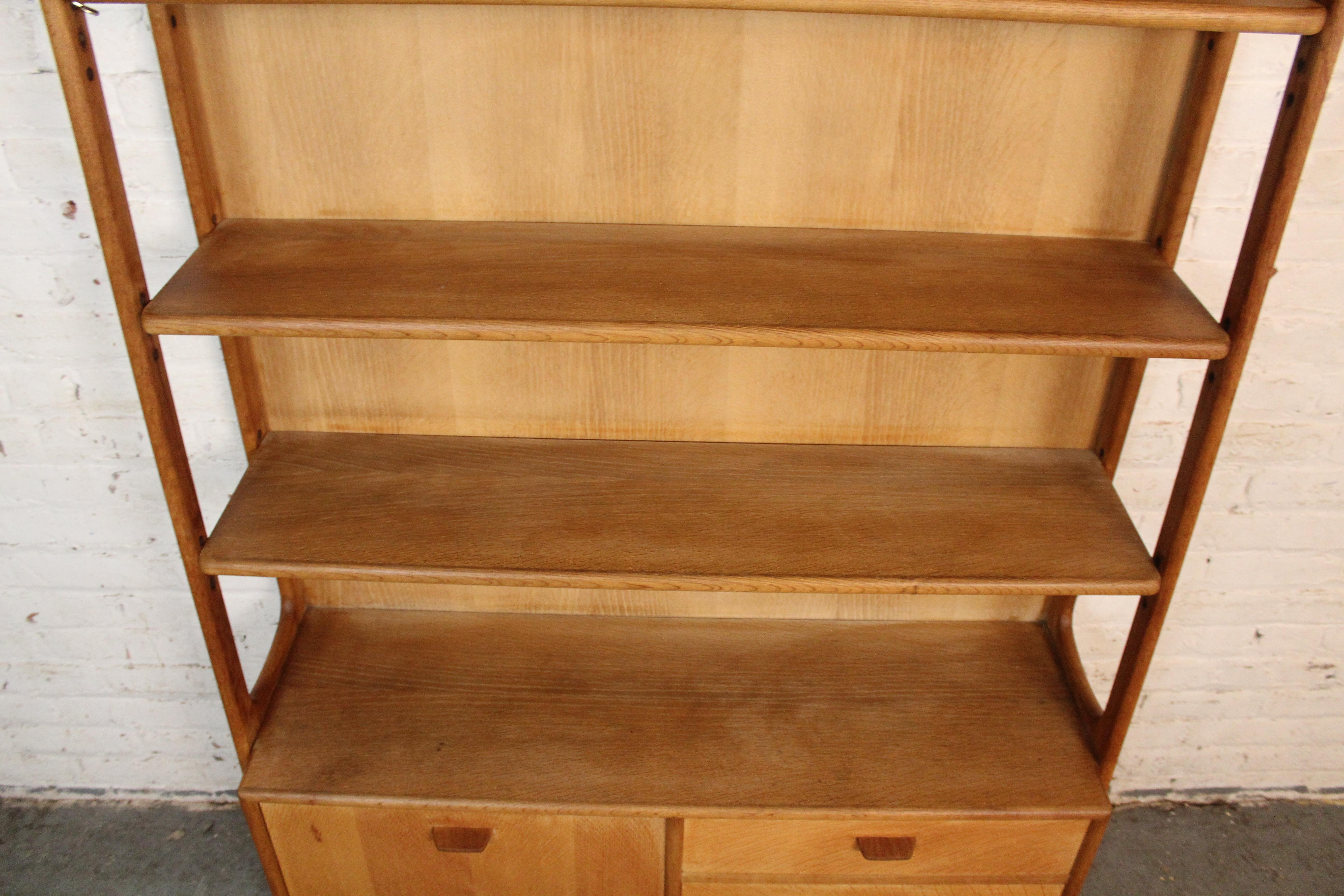 Mueble alto de roble danés de mediados de siglo de Poul Volther en venta 2