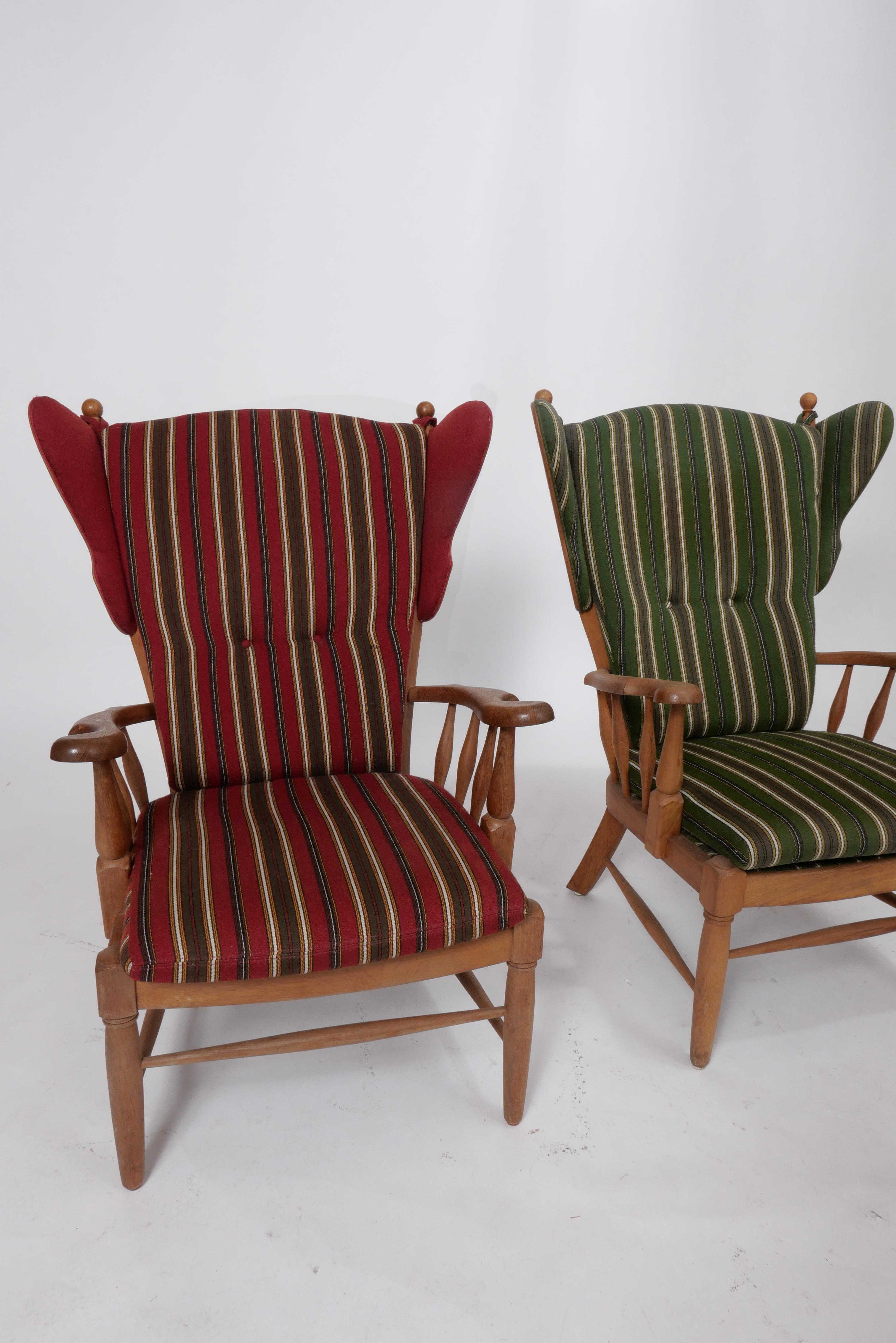 Mid Century Danish Oak Wingback Lounge Chairs, Ein Paar (Stoff) im Angebot