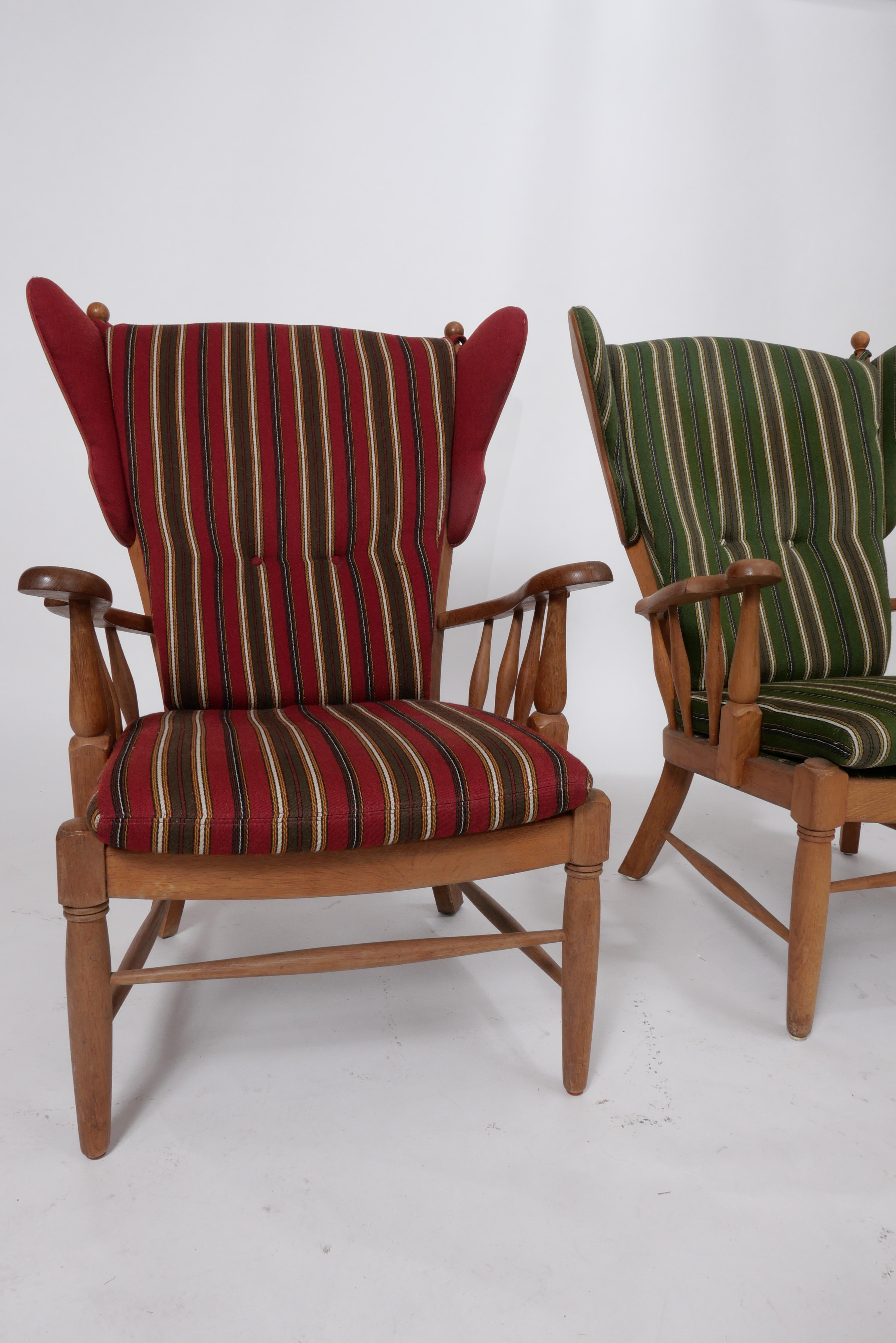 Mid Century Danish Oak Wingback Lounge Chairs, Ein Paar im Angebot 1