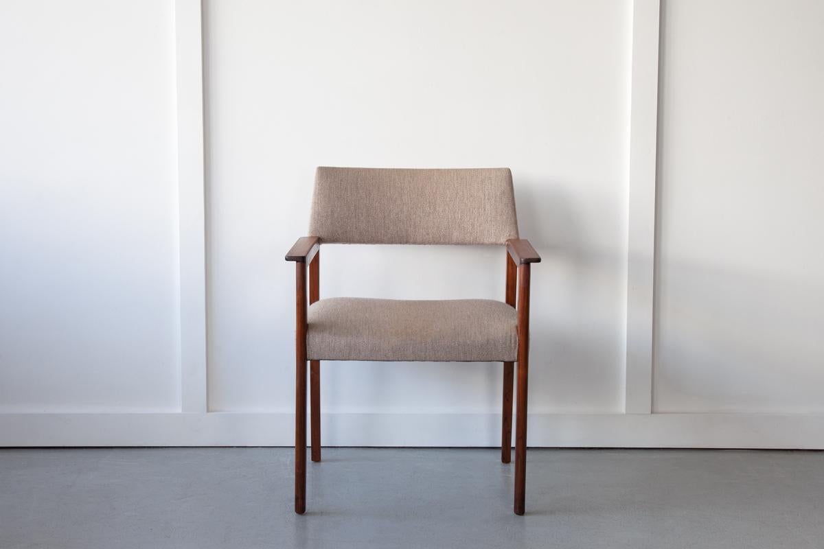 Chaise d'appoint élégante avec un cadre en bois de rose massif et un rembourrage original en laine de couleur avoine. Fabriquée au Danemark dans les années 1960, elle est parfaite pour être utilisée comme chaise d'étude confortable. 