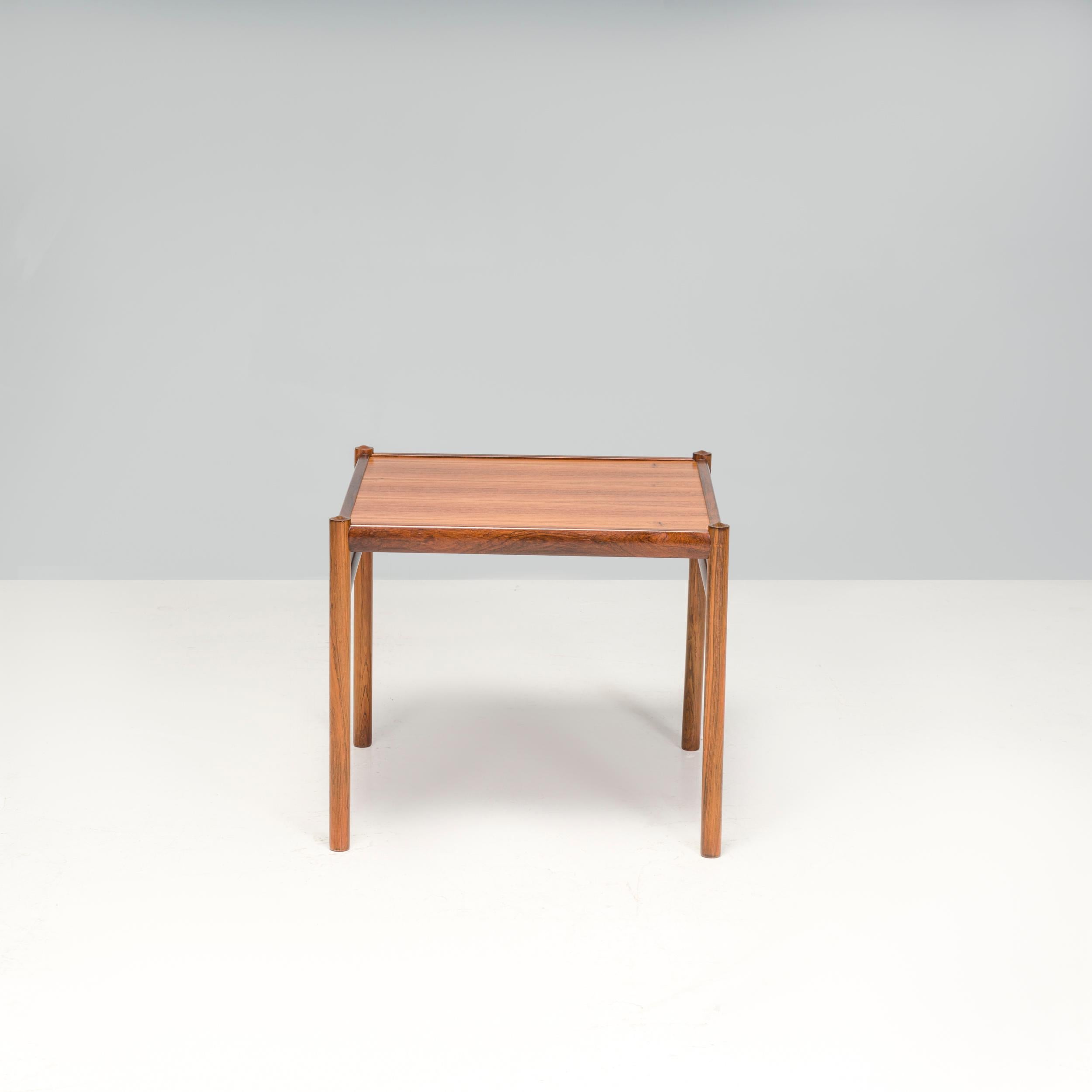 Der Colonial Coffee Table, den Ole Wanscher 1964 entworfen hat. Das schlichte, zeitlose Design des Beistelltisches unterstützt den visuellen Ausdruck der Colonial Series und bildet einen harmonischen Mittelpunkt für die gesamte Serie.

Wanschers