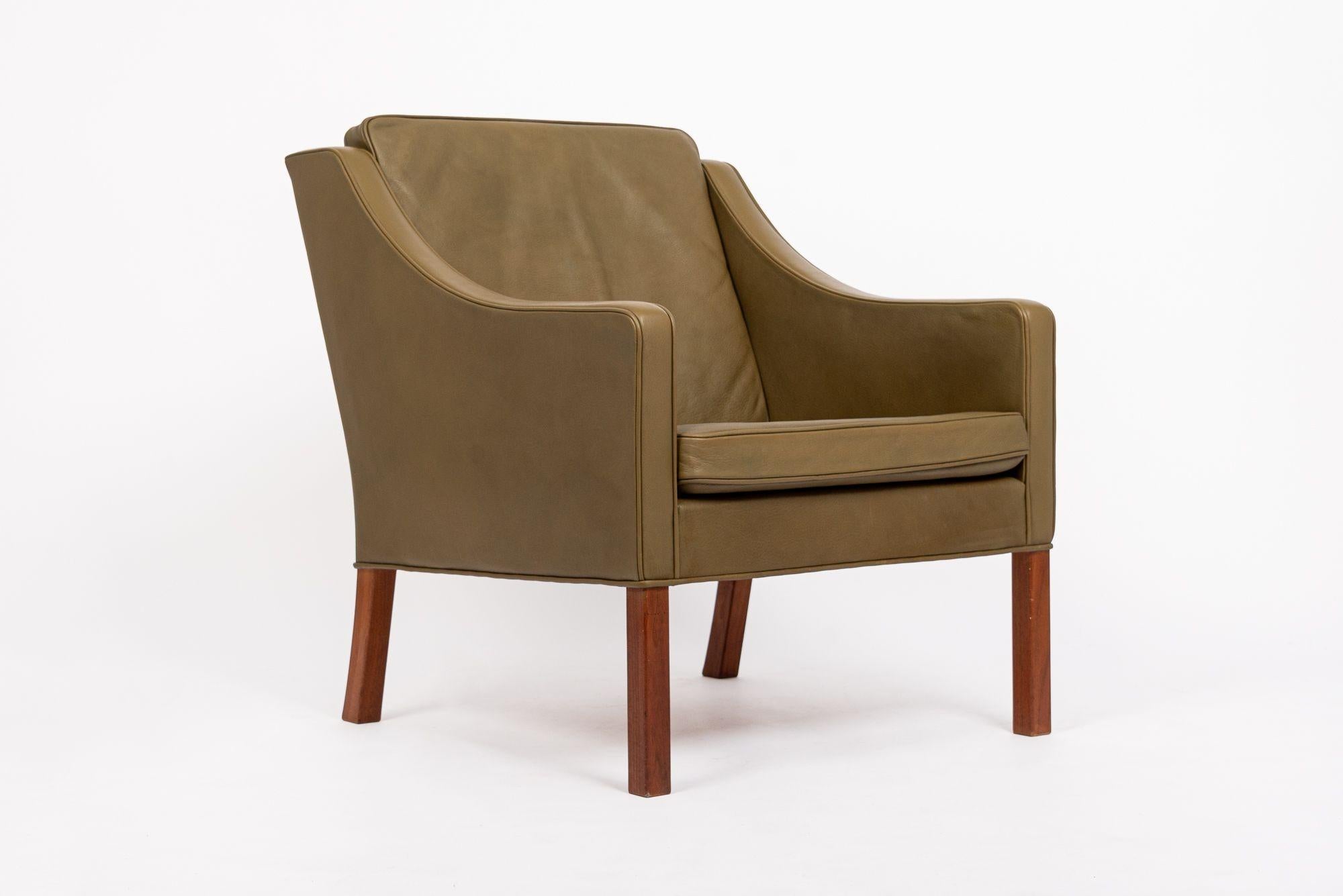 This vintage mid century Danish modern Model 2207 green club chair was designed by Børge Mogensen in 1963 and made in Denmark by Fredericia. This Mogensen lounge chair has a classic Danish modern design with clean, minimalist lines and features a