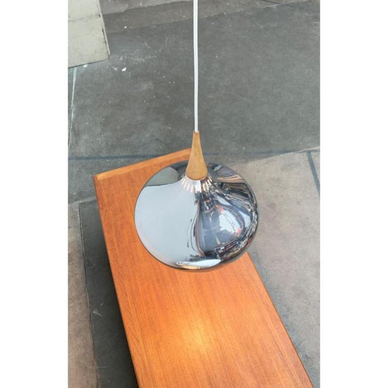 Lampada a sospensione Orient del produttore danese Fog & Mørup su design di Jo Hammerborg dei primi anni '60. Ecco un pezzo unico con una superficie lucida.

Un design semplice e simmetrico con una nota ornamentale nella caratteristica forma a