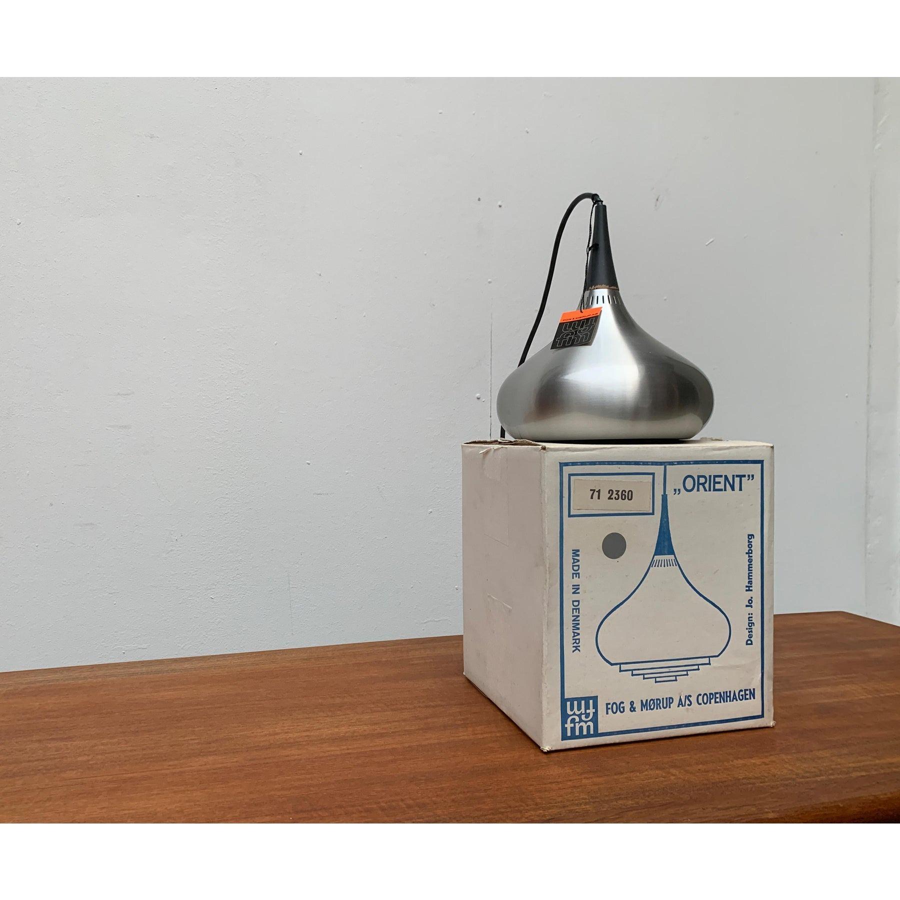 Lampada a sospensione Orient minor del produttore danese Fog and Morup su disegno di Jo Hammerborg dei primi anni '60. Qui nella rara versione in alluminio e nero.

un design molto semplice e simmetrico con una nota ornamentale nella caratteristica