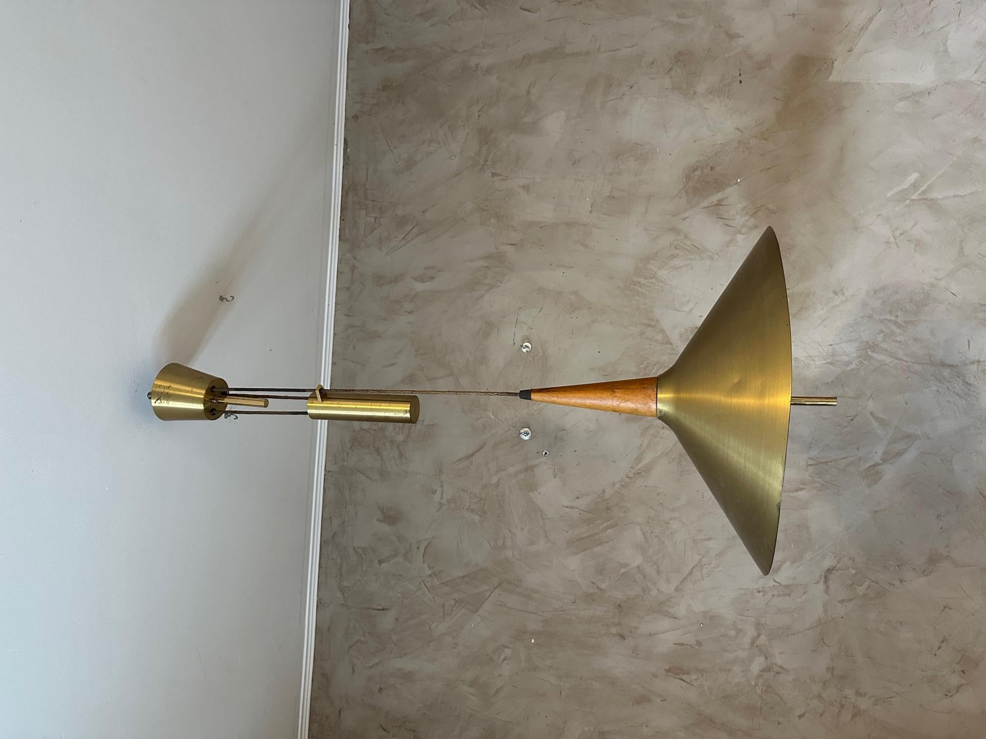 Very beautiful design pendant from the 50s created by Paavo Tynell, Danish designer.
Entirely made of brass, pendulum system with brass counterweight.
Thanks to this counterweight, this pendant can be arranged at the desired height.
The upper part