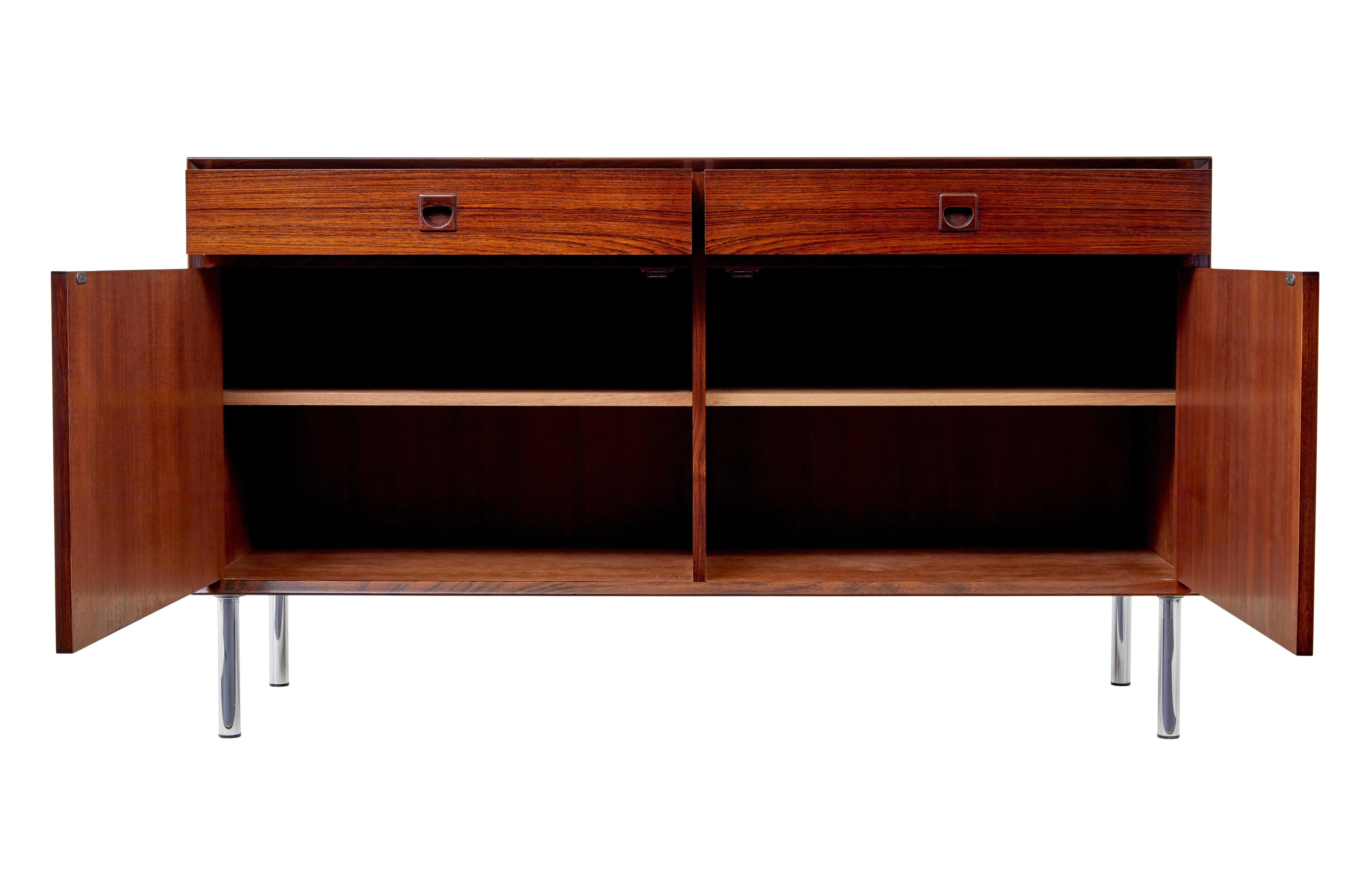 Mid-Century moderno Credenza buffet danese di metà secolo in palissandro in vendita