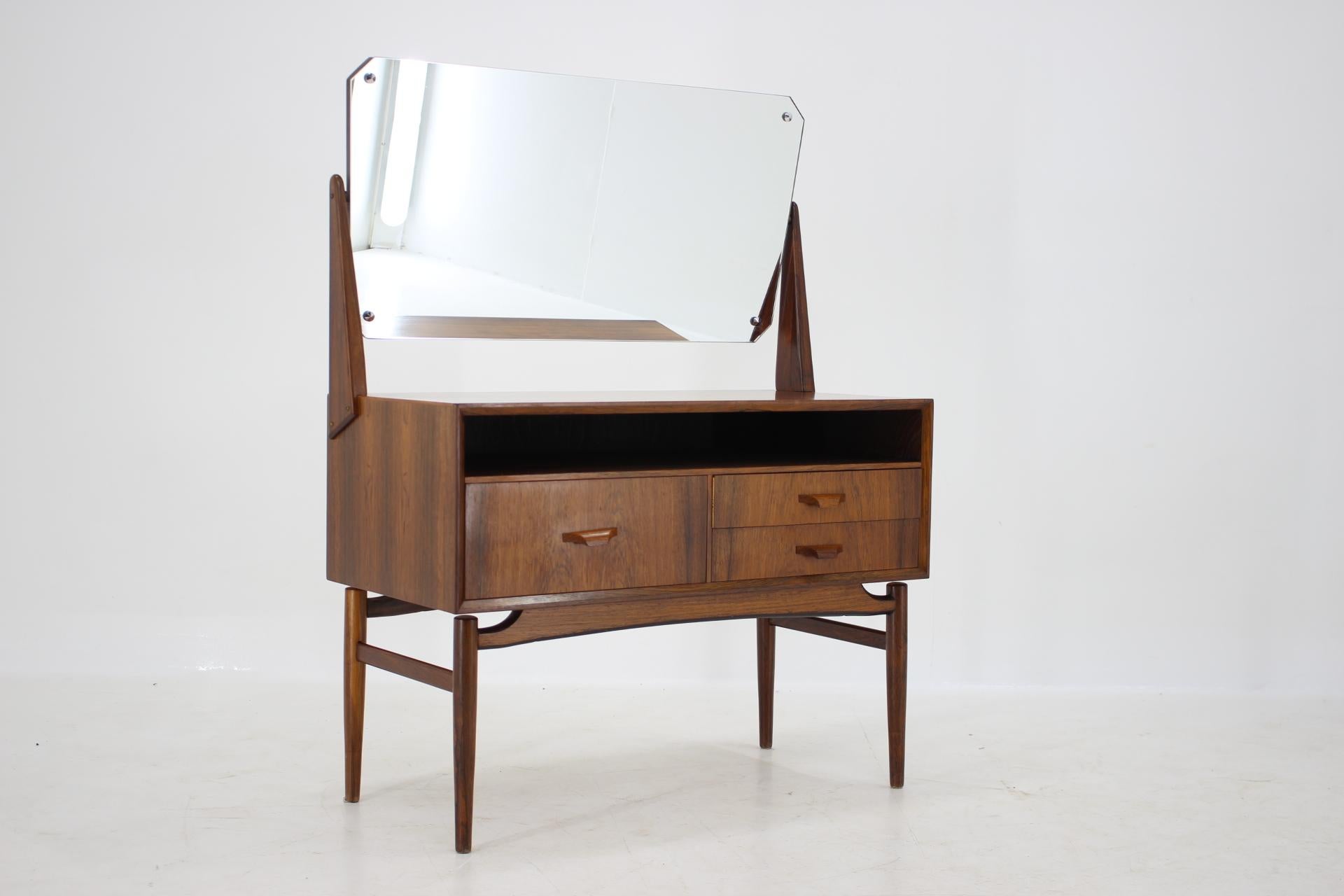 - Features mirror, three drawers and shelf
- The height to the top desk is 60 cm
- This item was carefully refurbished.