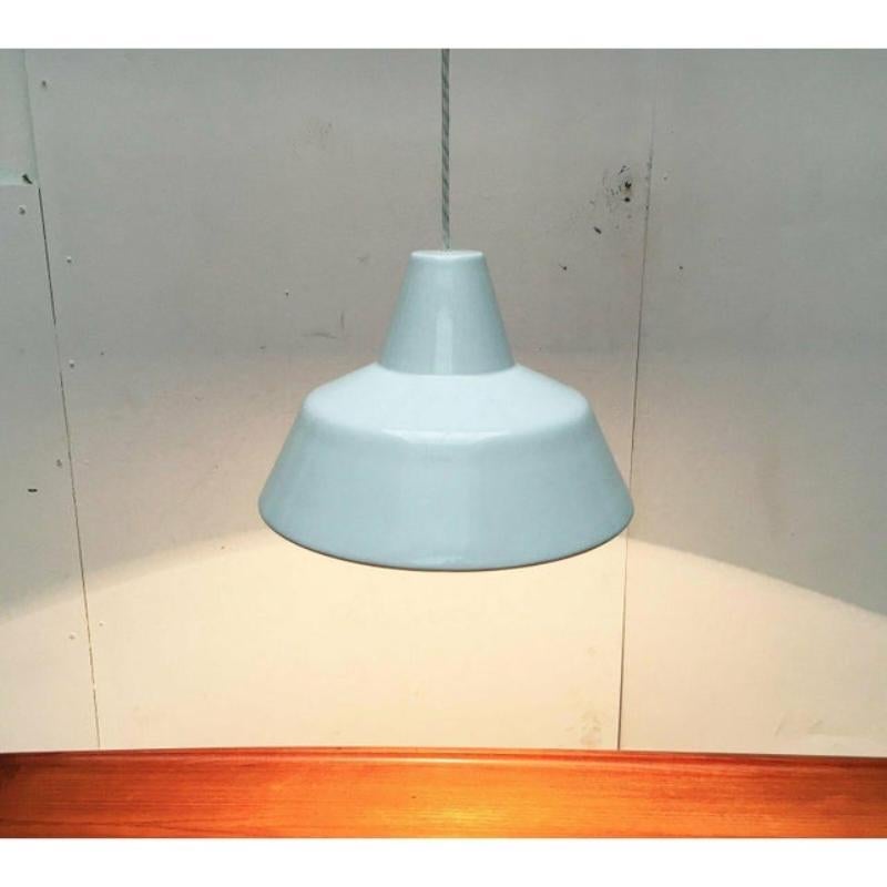 Semplice lampada a sospensione smaltata in arancione del produttore danese Louis Poulsen. Conosciuto anche come collezionista di smalti o Arbejd spendula.

Un design archetipico. Pendolo funzionale nella classica forma di una lampada industriale o