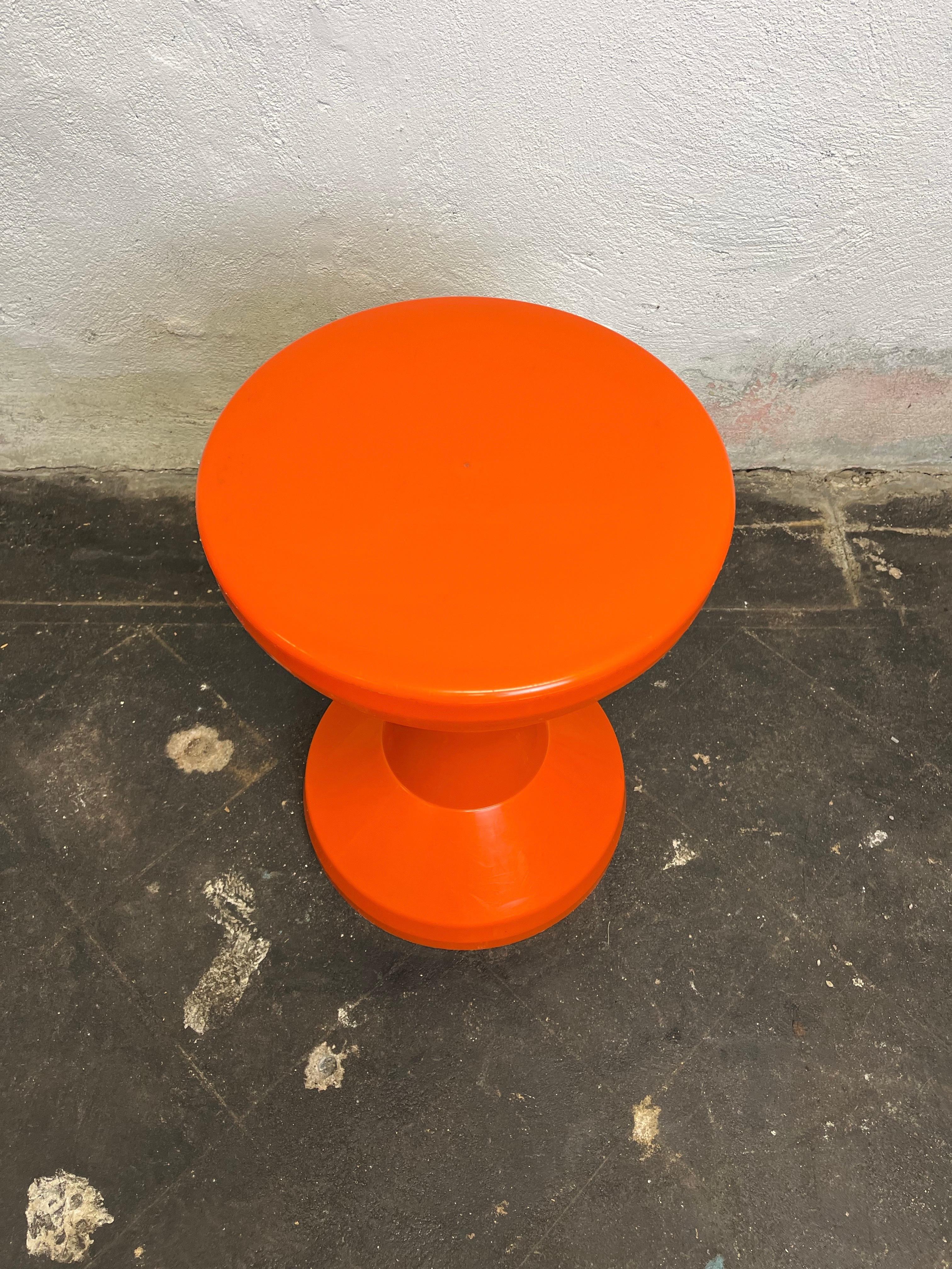 Superbe tabouret en plastique pop mod du milieu du siècle, fabriqué au Danemark. Des lignes cool et groovy pour accentuer n'importe quel espace. Fonctionnel comme tabouret ou table d'appoint.