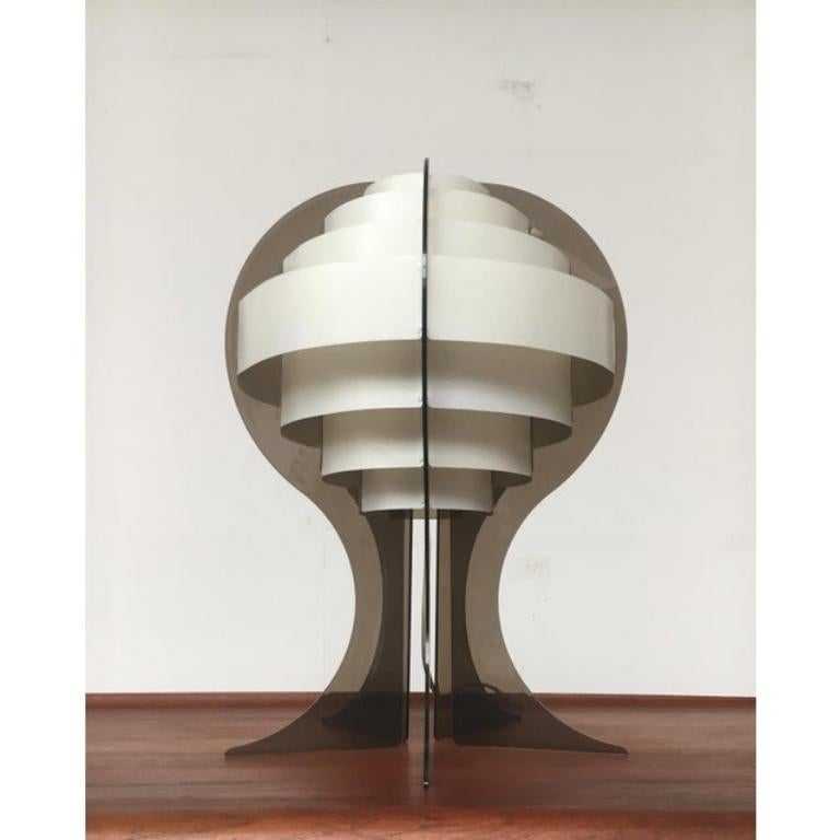Esta lámpara de sobremesa de mediados de siglo fue diseñada por Flemming Brylle y Preben Jacobsen. Se trata de una versión poco frecuente de cristal ahumado. La ligereza del diseño reside, sobre todo, en la materialidad y la transparencia. La