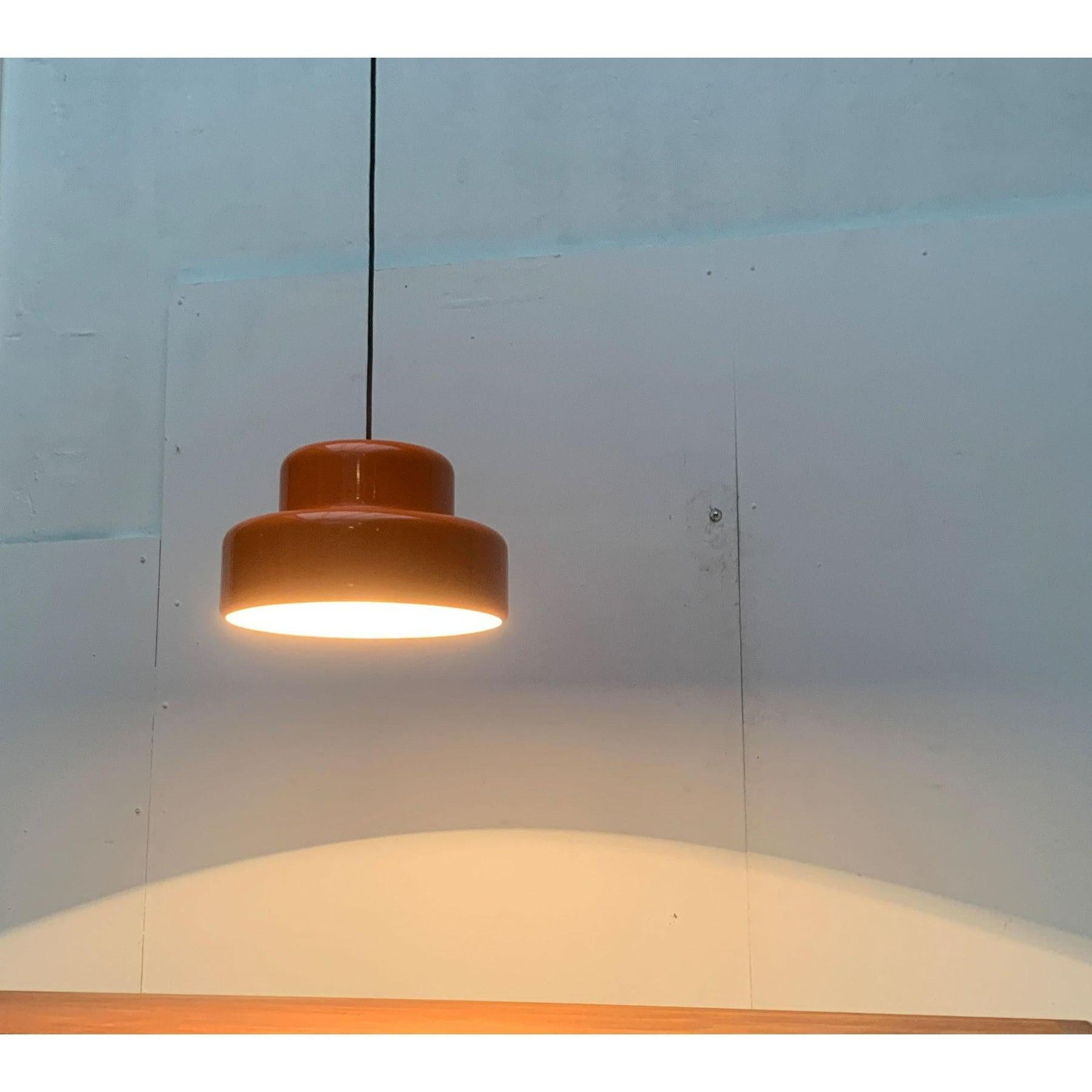 Lampada a sospensione del produttore danese Fog & Mørup su disegno di Jo Hammerborg.

Un design semplice. Le curve dello schermo sono progettate in modo morbido con ampi raggi. Colpisce la perforazione sulla parte superiore, che permette di ottenere