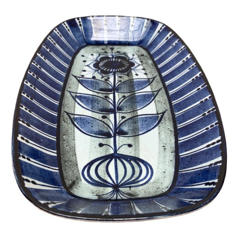 Ciotola in porcellana danese di metà secolo di Aluminia Royal Copenhagen, anni '60, in ottime condizioni. Progettato tra il 1960 e il 1969 Questo pezzo ha un marchio di attribuzione.

Informazioni aggiuntive:
Materiali: Porcellana
Marchio: Royal