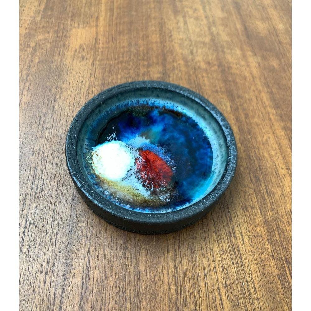 Ciotola in ceramica danese di metà secolo di Jette Hellerøe, anni '60, in ottime condizioni. Progettato tra il 1960 e il 1969 Questo pezzo ha un marchio di attribuzione.

Informazioni aggiuntive:
Materiali: Ceramica
Colore: blu
Stili: Medioevo