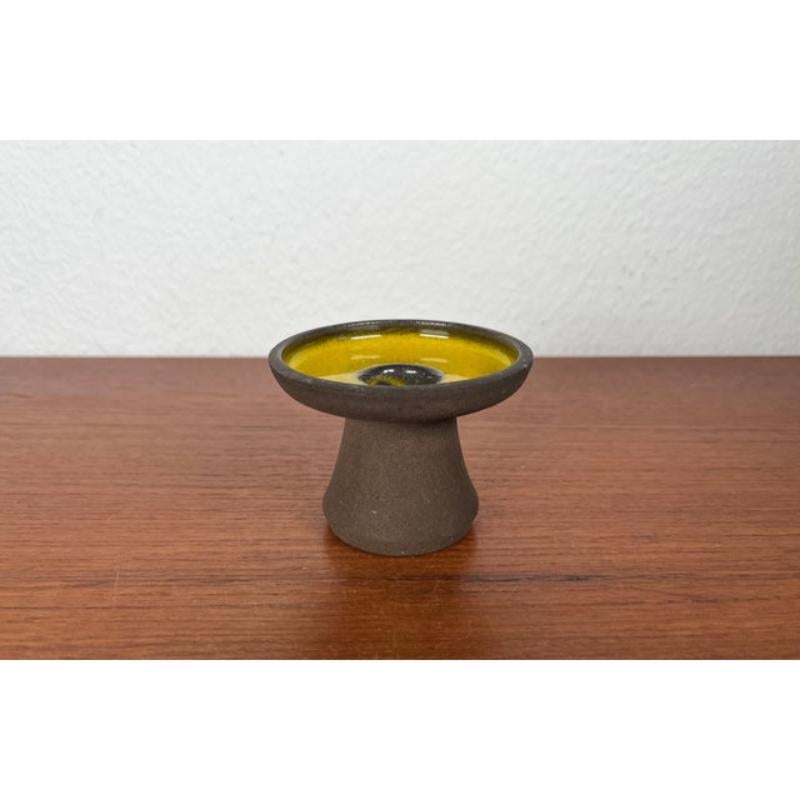 Portavelas danés moderno de mediados de siglo de Studio Pottery de Jørgen Finn Petersen + Peter Fitzner, Svaneke, Bornholm, años 60, en muy buen estado. Diseñado de 1960 a 1969 Esta pieza tiene una marca de atribución,
Existen pruebas oficiales de