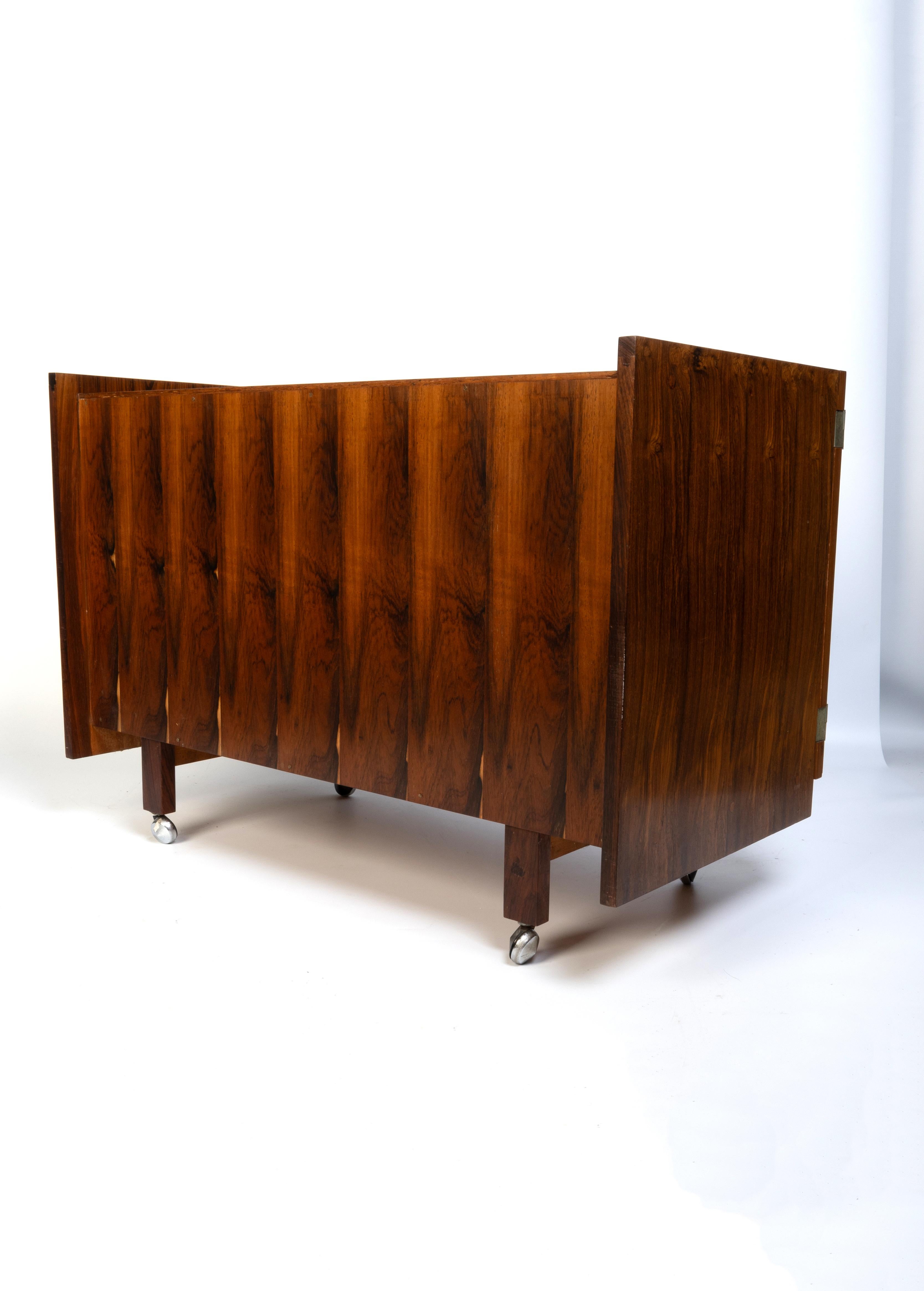 Meuble de rangement pour disques danois du milieu du siècle, petite crédence d'appoint, vers 1960 en vente 3
