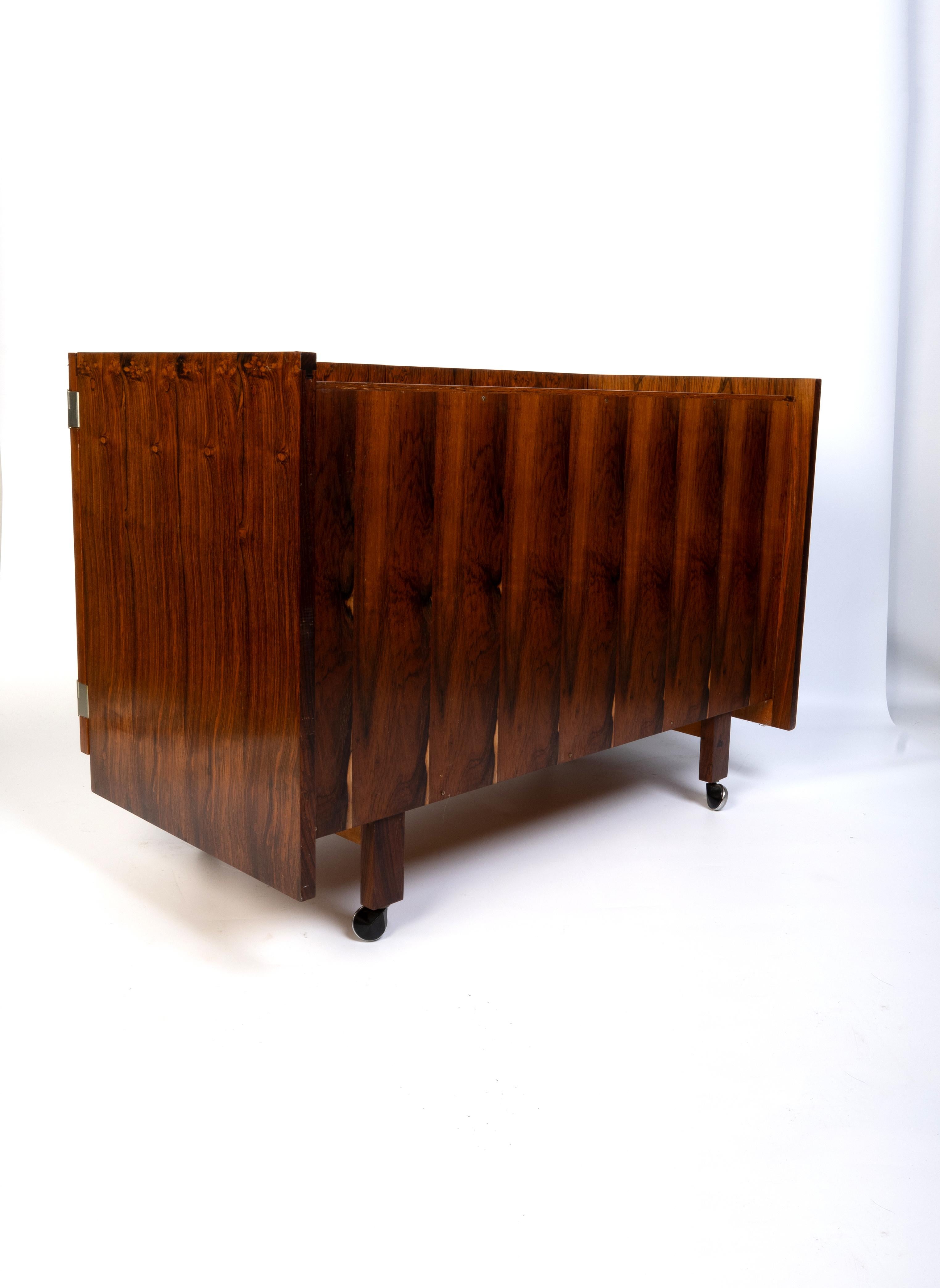 Meuble de rangement pour disques danois du milieu du siècle, petite crédence d'appoint, vers 1960 en vente 4