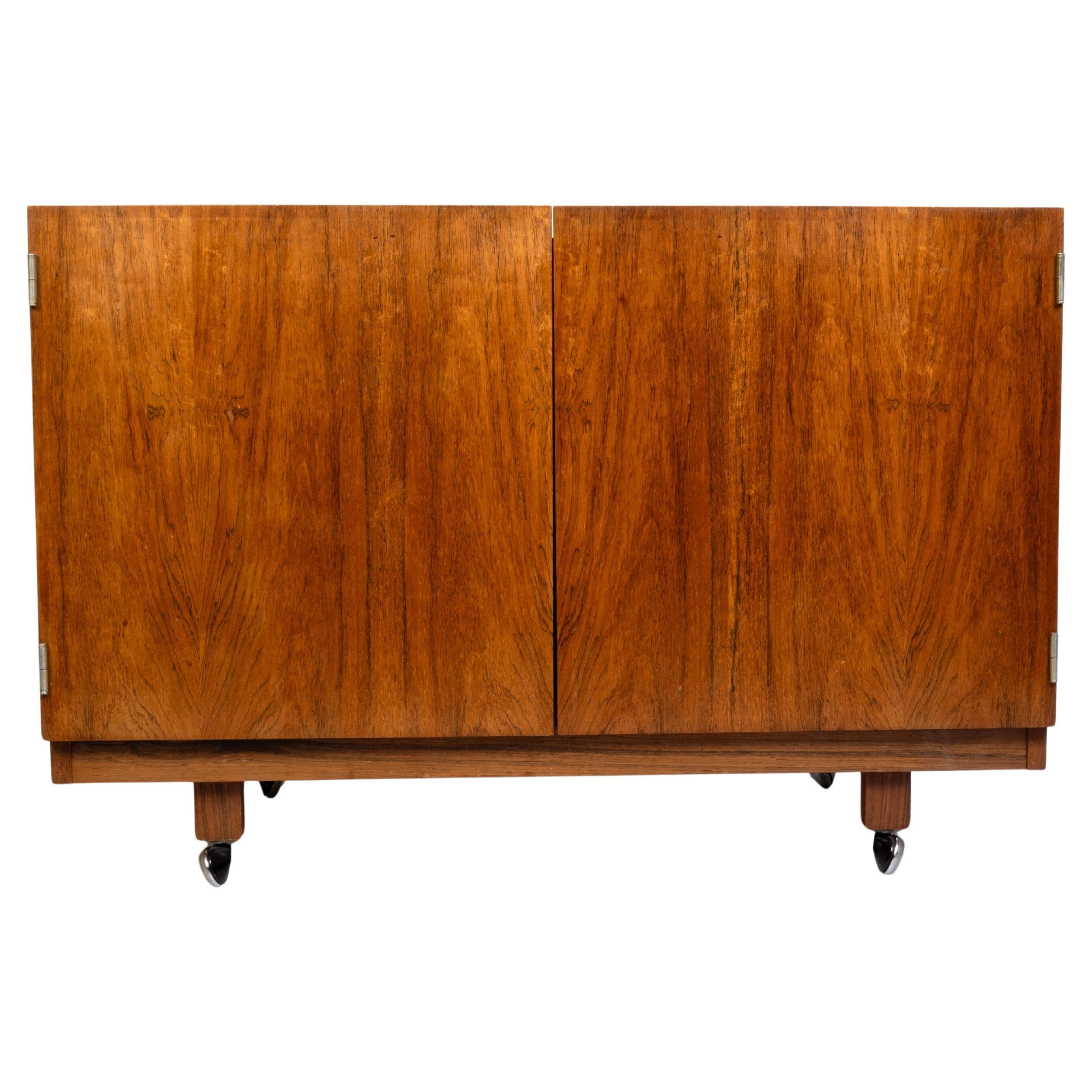 Meuble à disques danois du milieu du siècle Petit buffet Crédence
C.1960
Bois de rose brésilien. Finition sur tous les côtés, sur roulettes.
En très bon état, compte tenu de l'âge.