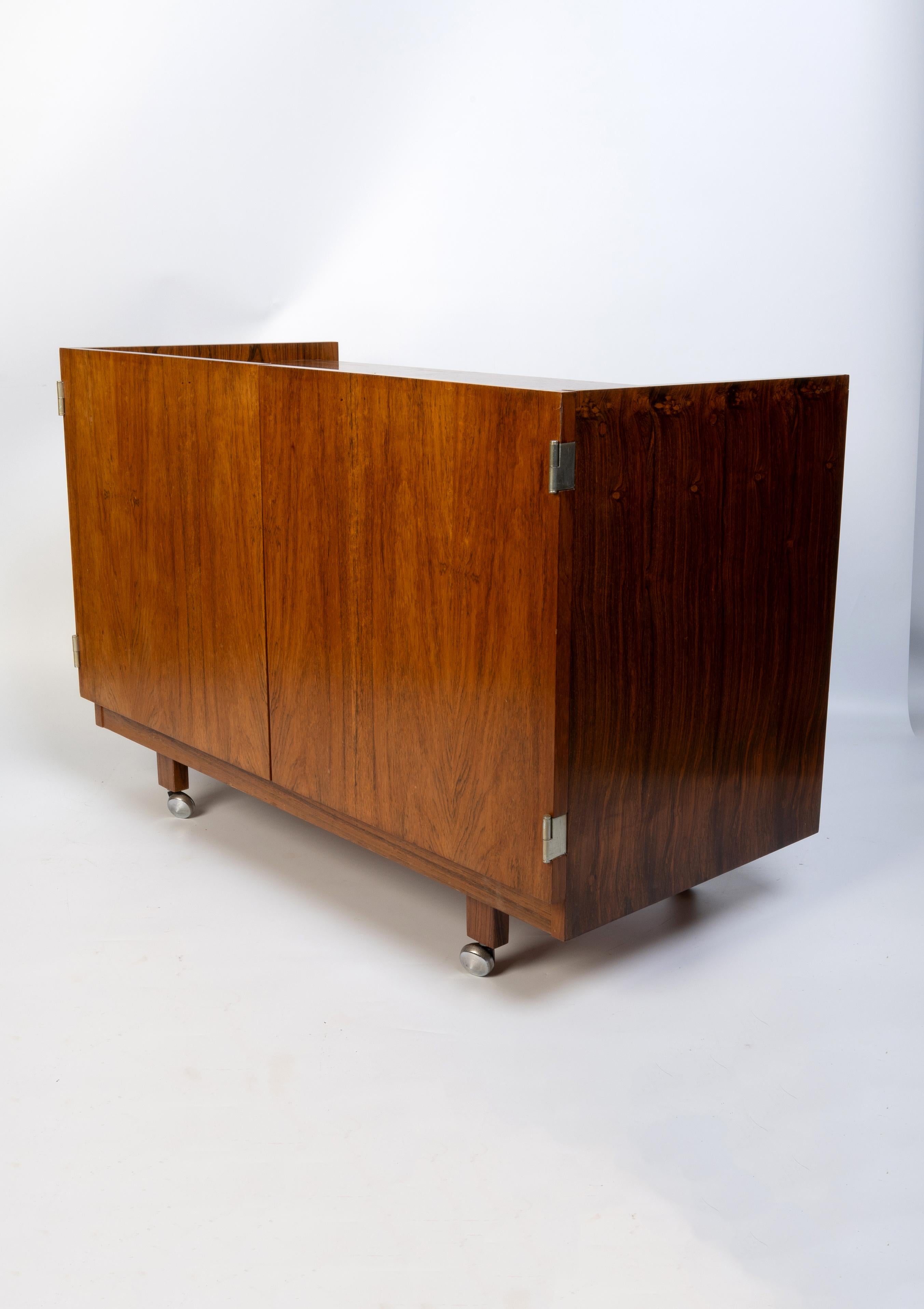 Danois Meuble de rangement pour disques danois du milieu du siècle, petite crédence d'appoint, vers 1960 en vente
