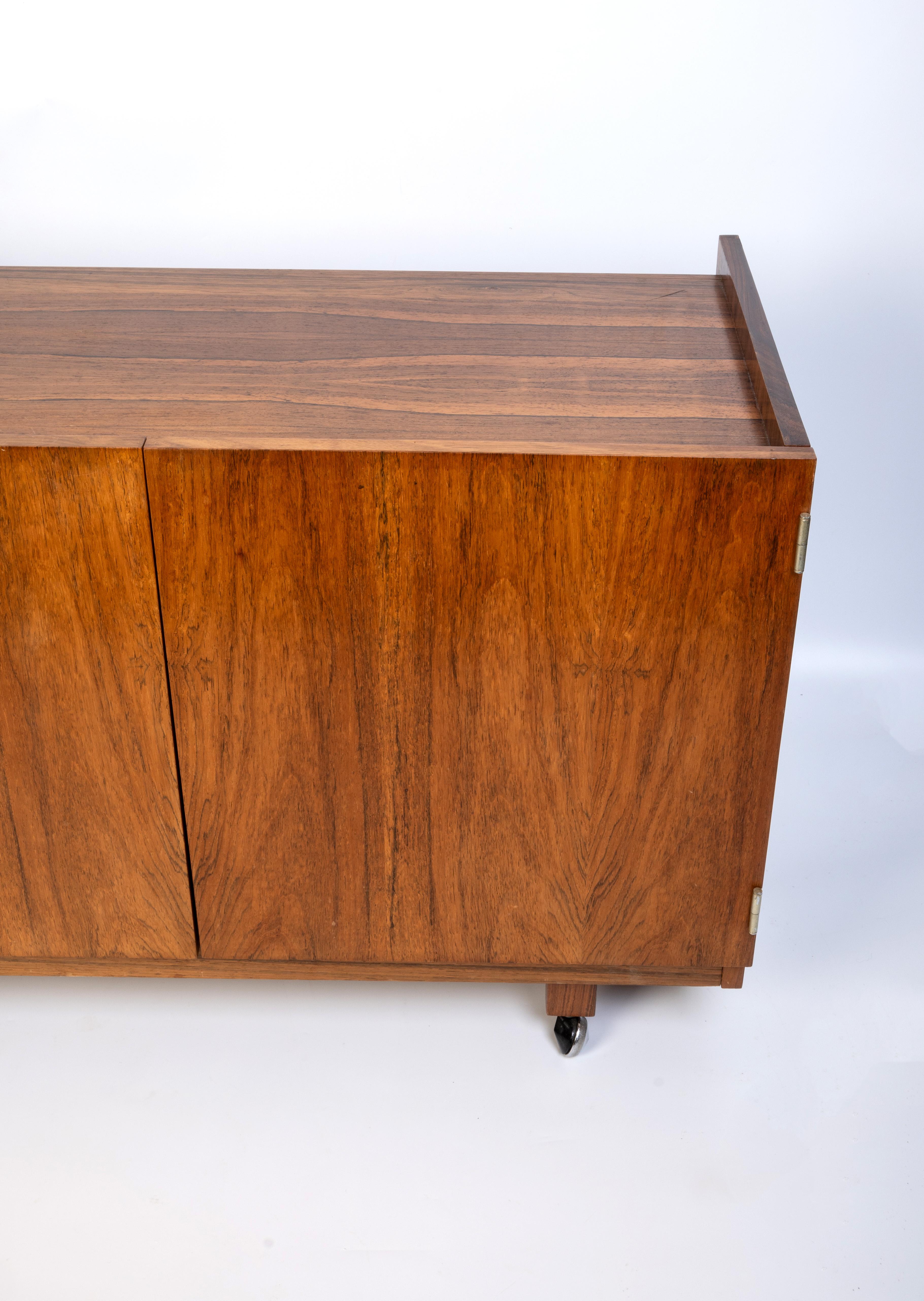 20ième siècle Meuble de rangement pour disques danois du milieu du siècle, petite crédence d'appoint, vers 1960 en vente