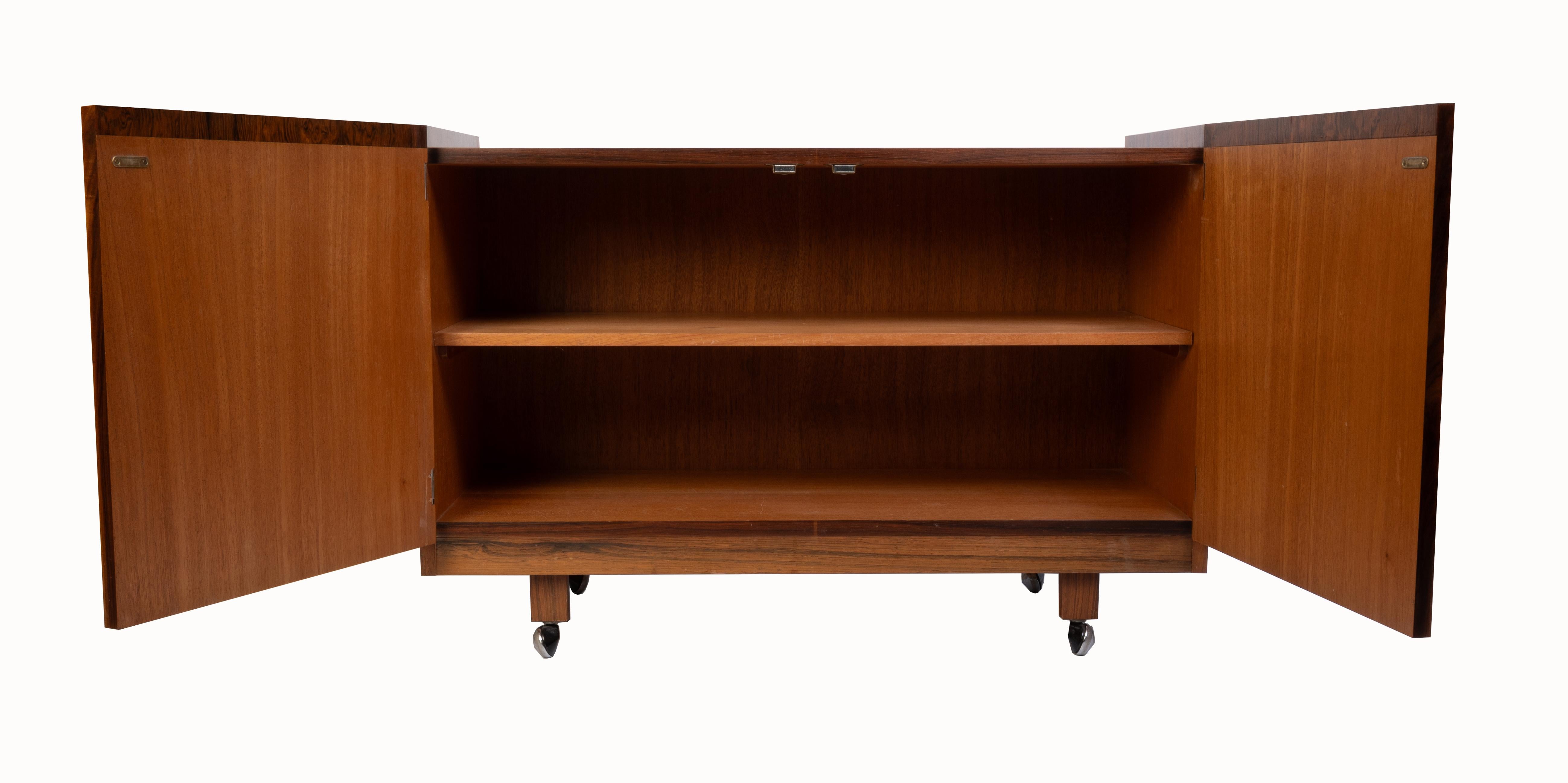 Bois Meuble de rangement pour disques danois du milieu du siècle, petite crédence d'appoint, vers 1960 en vente