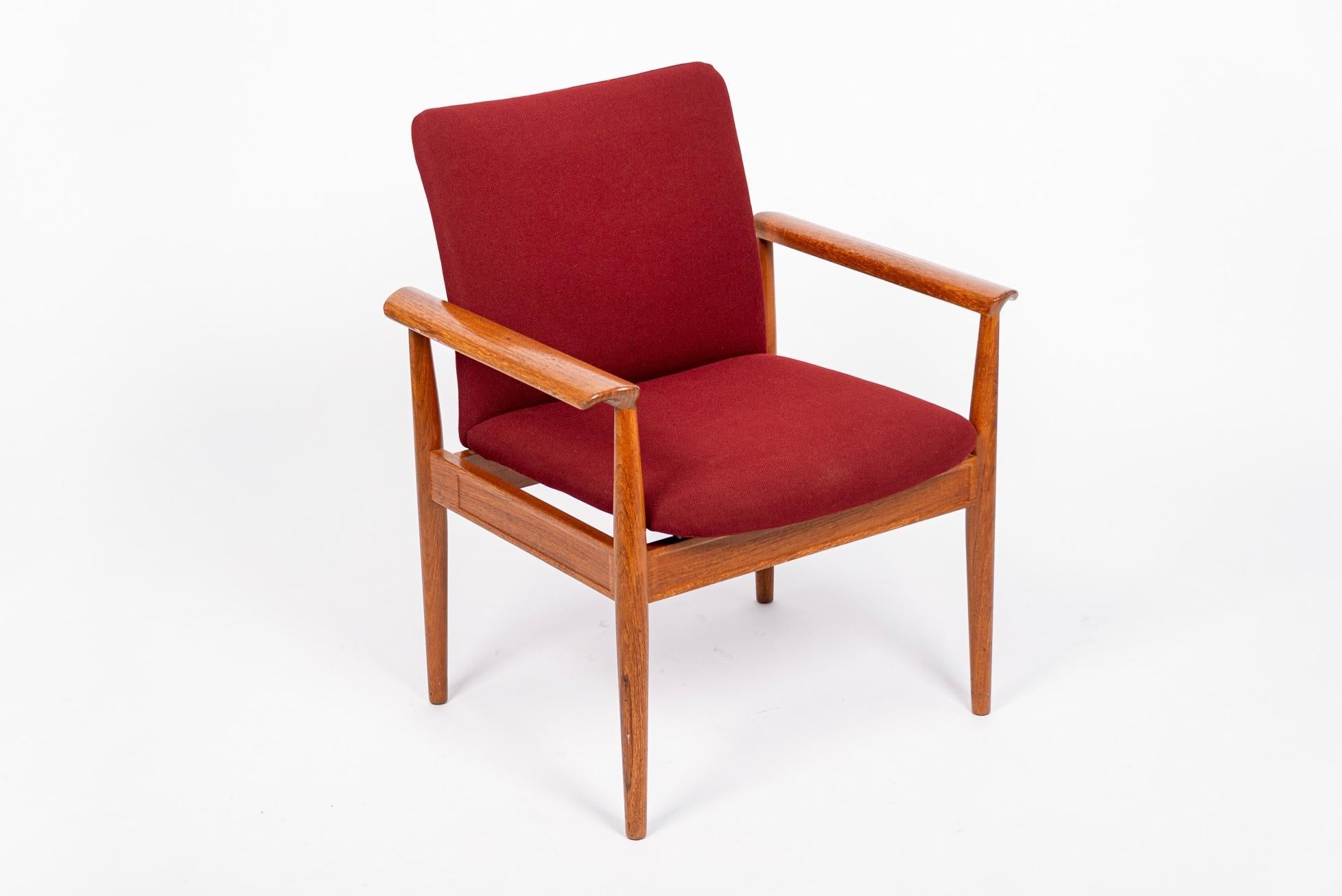 Mid Century Danish Red Diplomat Chairs by Finn Juhl for France & Daverkosen For Sale 4