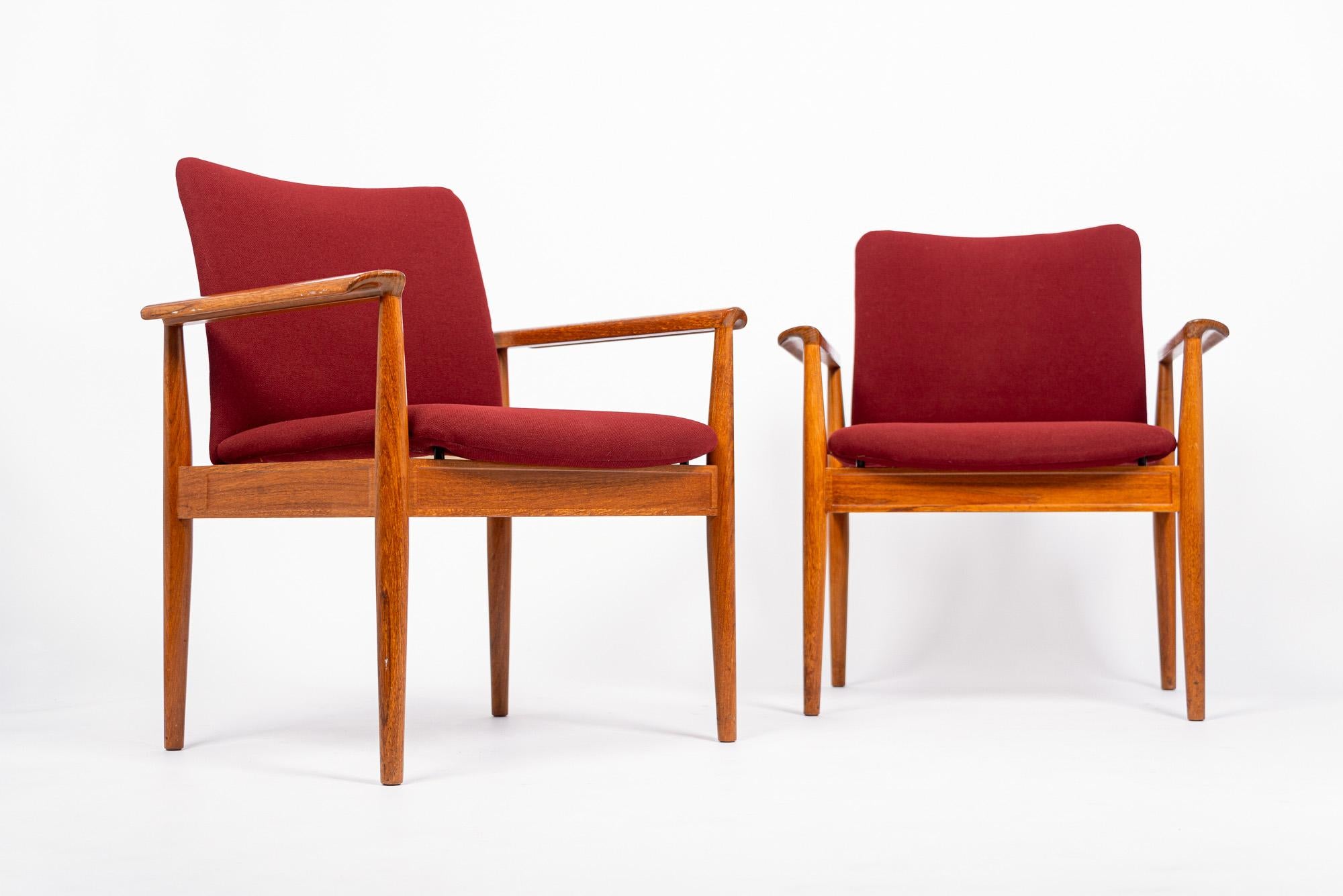 Mid Century Danish Red Diplomat Chairs by Finn Juhl for France & Daverkosen In Good Condition For Sale In Detroit, MI