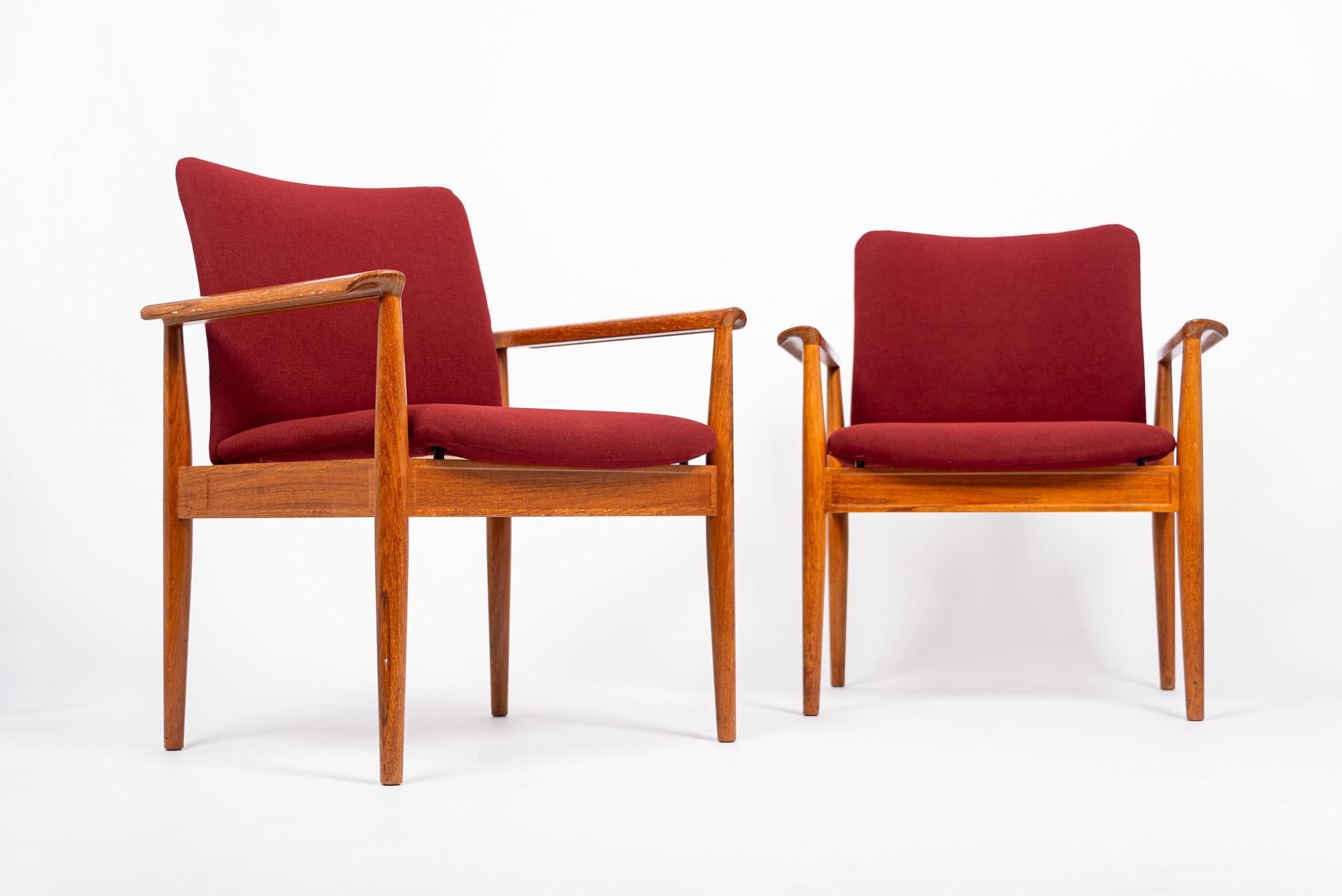 Mid Century Danish Red Lounge Chairs by Finn Juhl for France & Daverkosen In Good Condition For Sale In Detroit, MI