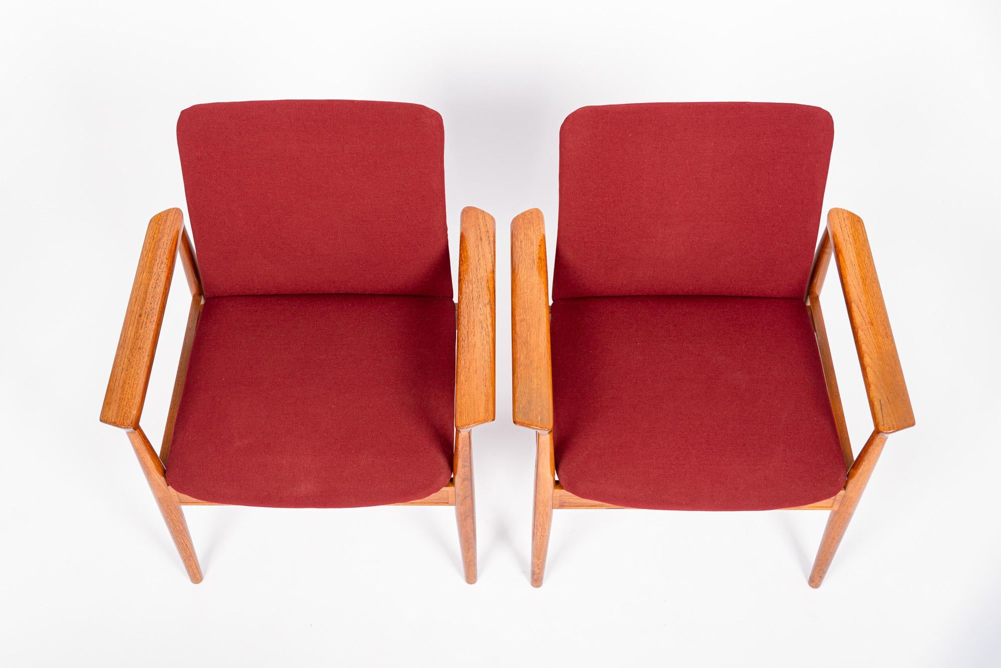 Mid Century Danish Red Lounge Chairs by Finn Juhl for France & Daverkosen For Sale 2