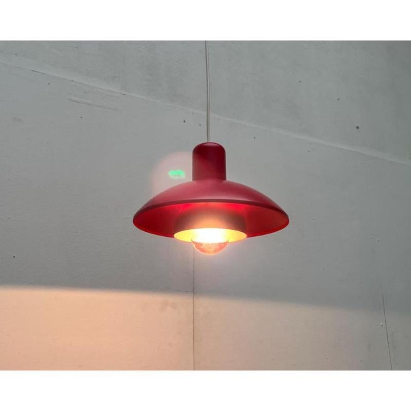 Pendolo colorato del produttore danese Horn.

Il design colpisce per la sua forma classica e il colore sorprendente. La semplice forma a ombrello presenta all'interno una lamella che protegge dai riflessi. Un dettaglio particolare di questa piccola