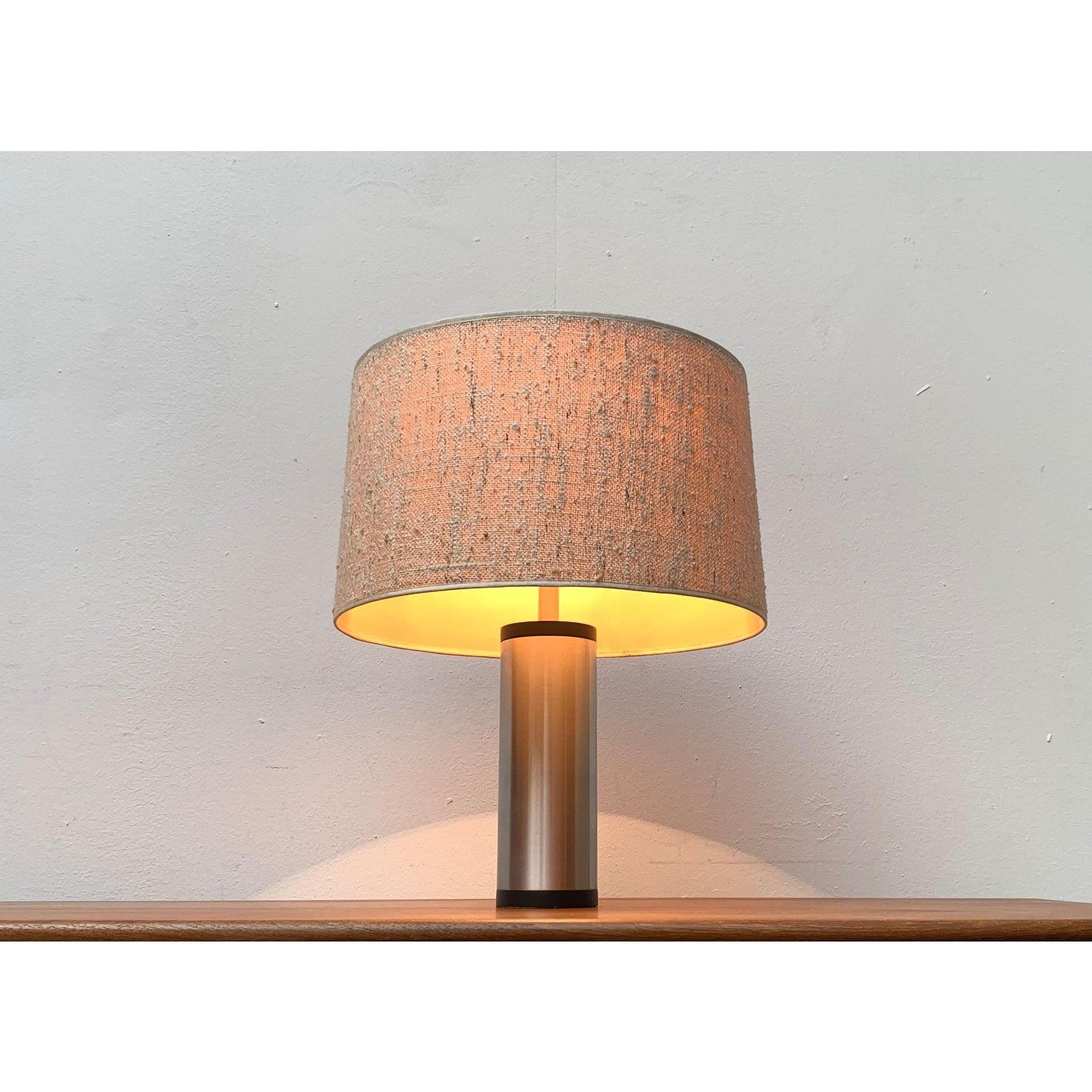 Elegante Tischleuchte des dänischen Herstellers Fog & Mørup nach einem Entwurf von Jo Hammerborg aus den 1960er Jahren.

Ein schlichtes und zeitloses Design. Die Leuchte zeigt eine klassische Aufteilung in Sockel und Schirm. Der Sockel besticht