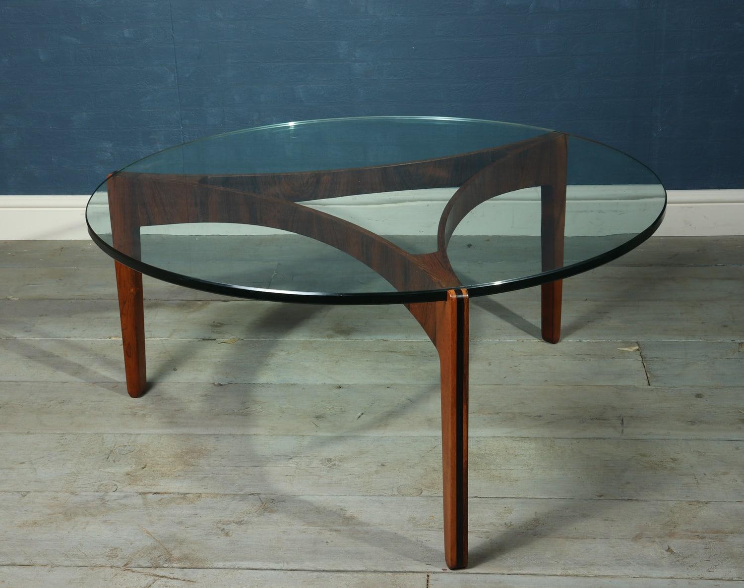 Runder dänischer Couchtisch aus Rosenholz und Glas von Sven Ellekaer, Mitte des Jahrhunderts
Ein wunderschöner Couchtisch im dänischen Design, entworfen von Sven Ellekaer und hergestellt von Christian Linneberg in den 1960er Jahren. Das Stück ist