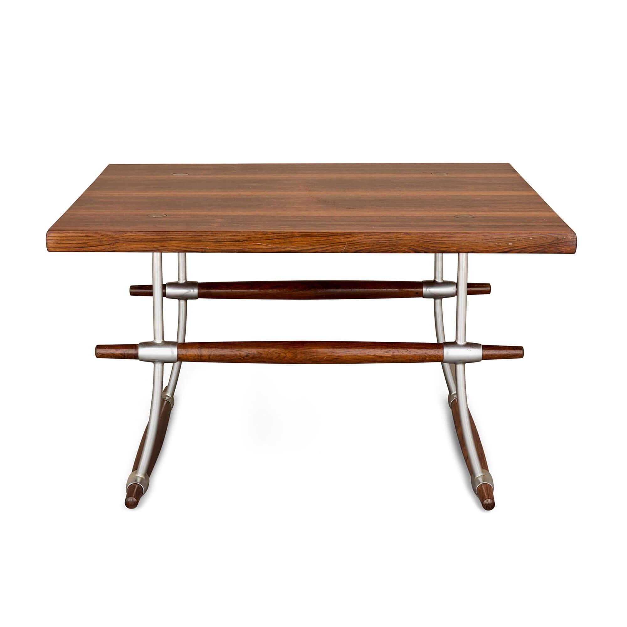 Dänischer Palisander- und Edelstahltisch aus der Mitte des Jahrhunderts von Quistgaard 
Dänisch, um 1950 
Höhe 46cm, Breite 78cm, Tiefe 78cm 

Entworfen von Jens Harald Quistgaard (1919-2008), einem gefeierten dänischen Designer und Bildhauer, zeigt