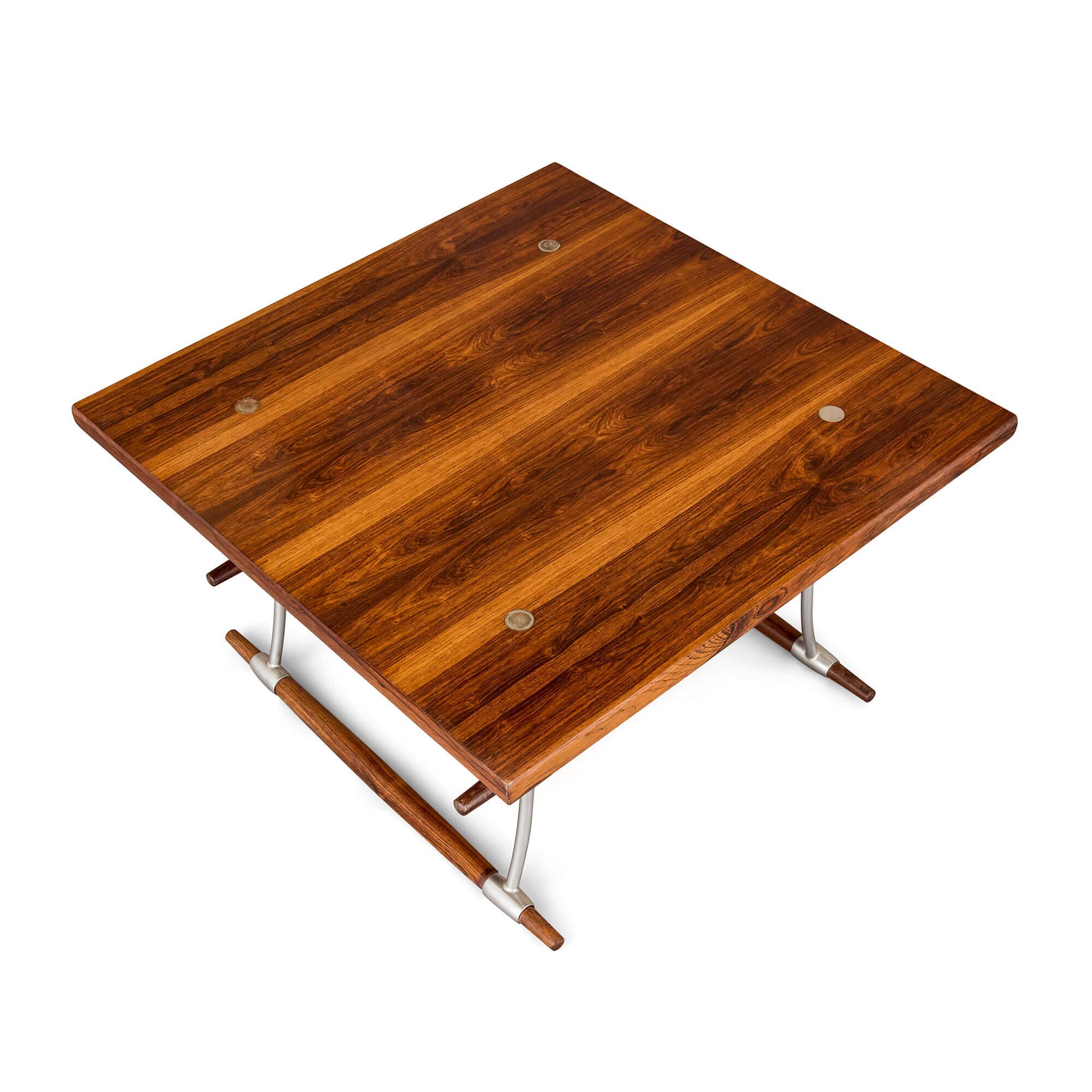 Dänischer Tisch aus Rosenholz und Edelstahl von Quistgaard aus der Mitte des Jahrhunderts (Geschnitzt) im Angebot