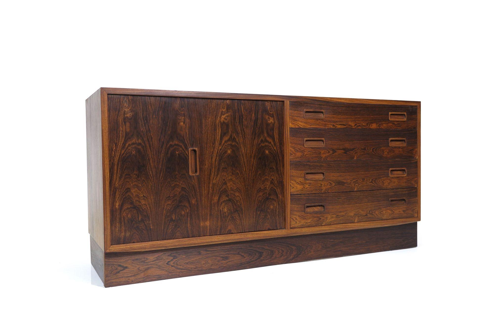 MId-century Danish Rosewood Bifold Low Sideboard In Excellent Condition For Sale In Oakland, CA