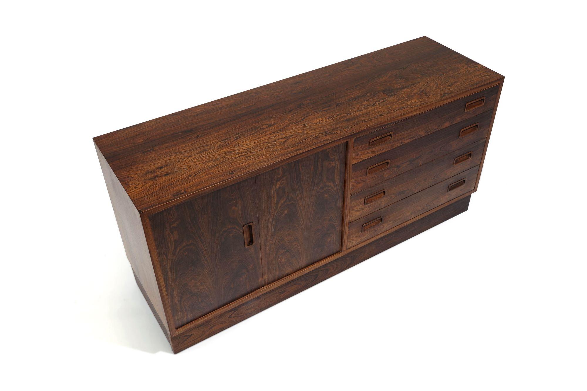 MId-century Danish Rosewood Bifold Low Sideboard For Sale 3