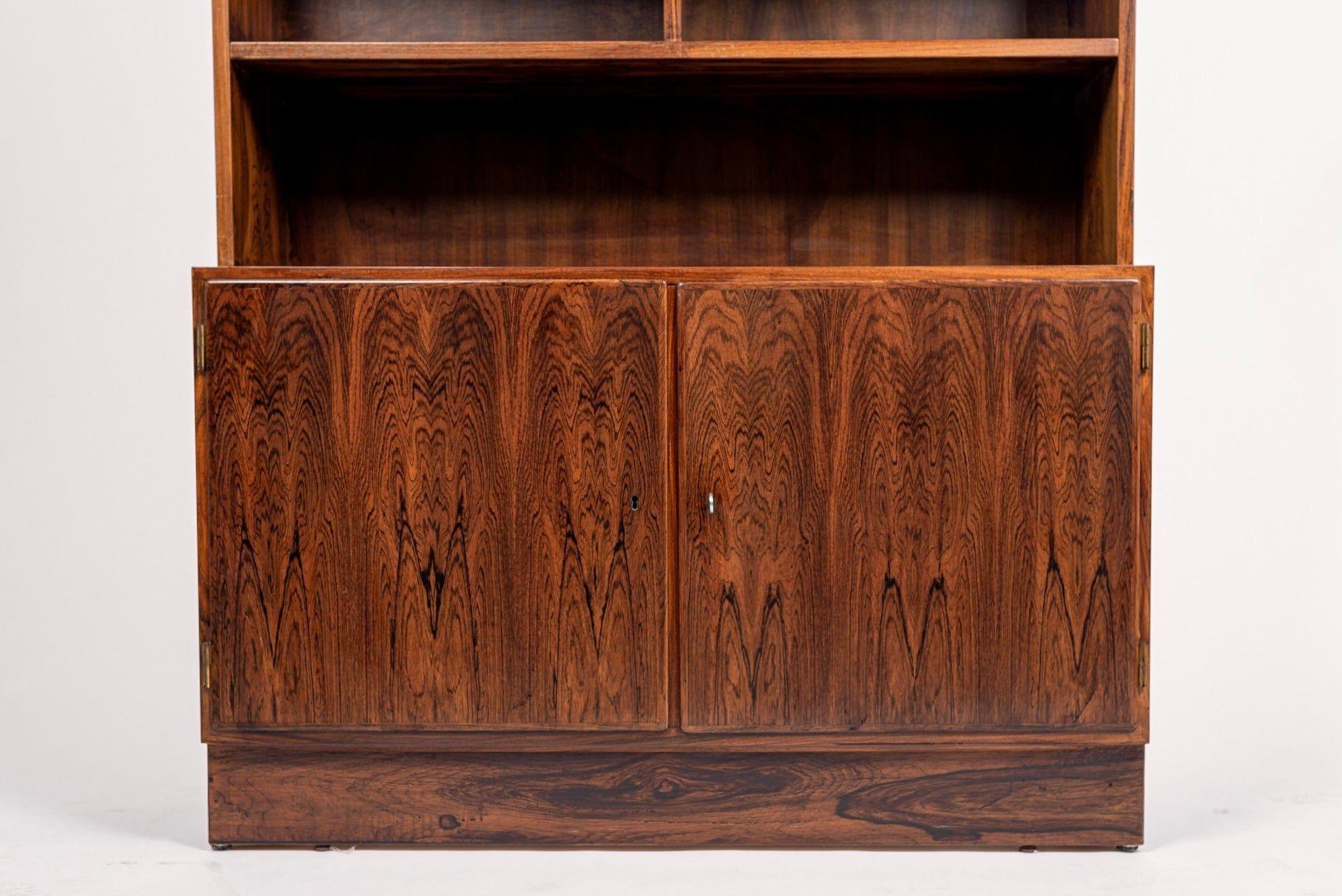 Mid-Century moderno Libreria danese di metà secolo in palissandro di Carlo Jensen per Hundevad in vendita