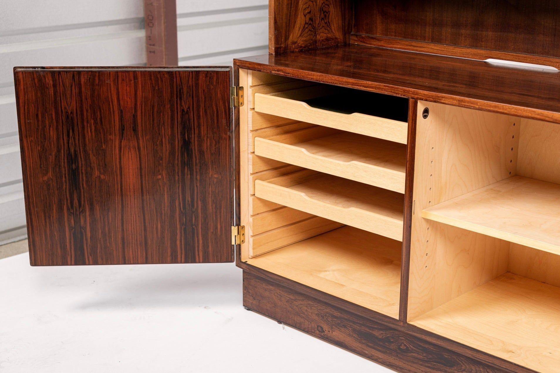 Legno Libreria danese di metà secolo in palissandro di Carlo Jensen per Hundevad in vendita