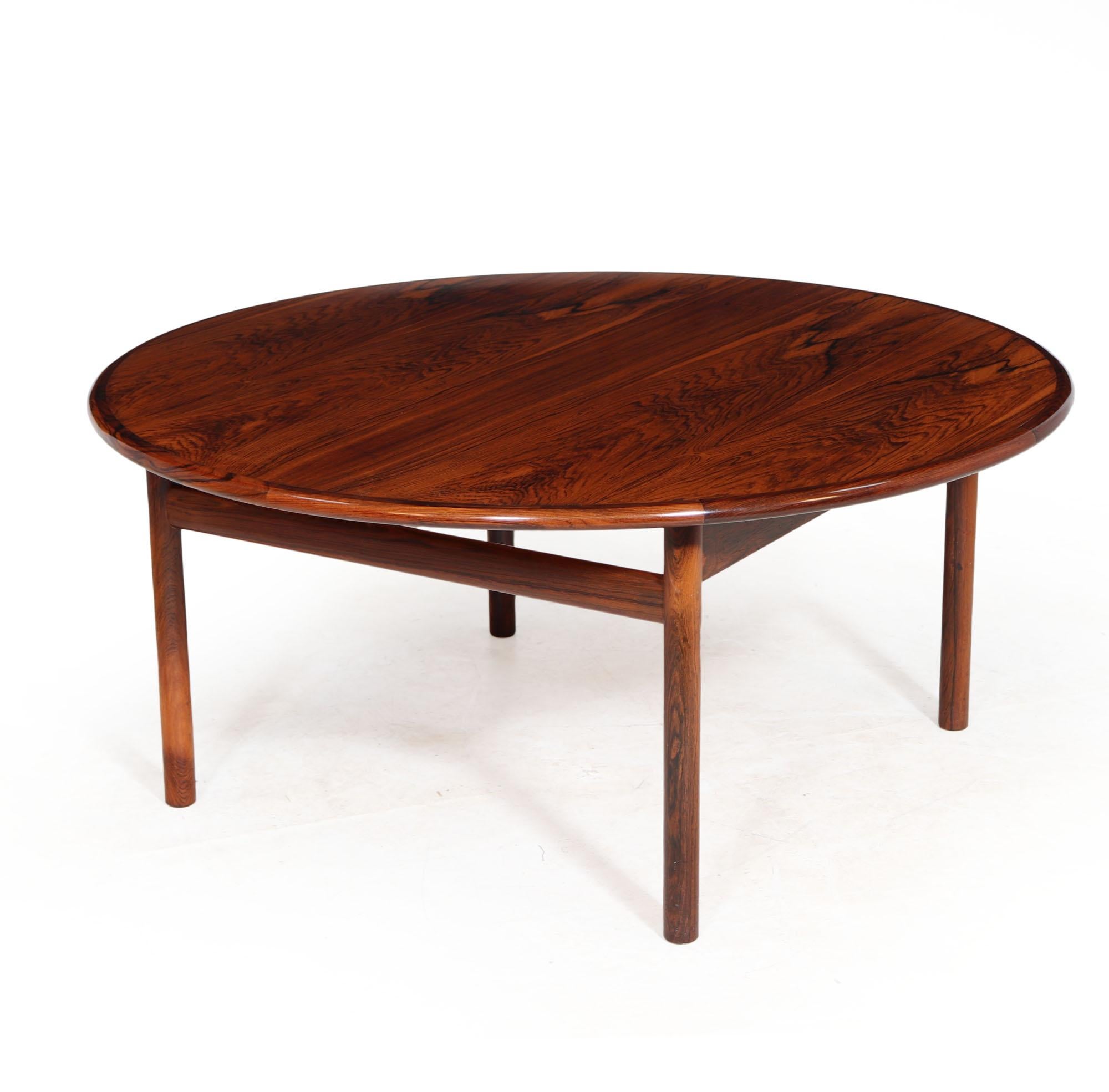 A Good quality Danish design coffee table in rosewood with solid edging and four legged base with structural supports, lovely graining to the wood, in excellent condition throughout having been carefully restored and fully hand polished

 

Age: