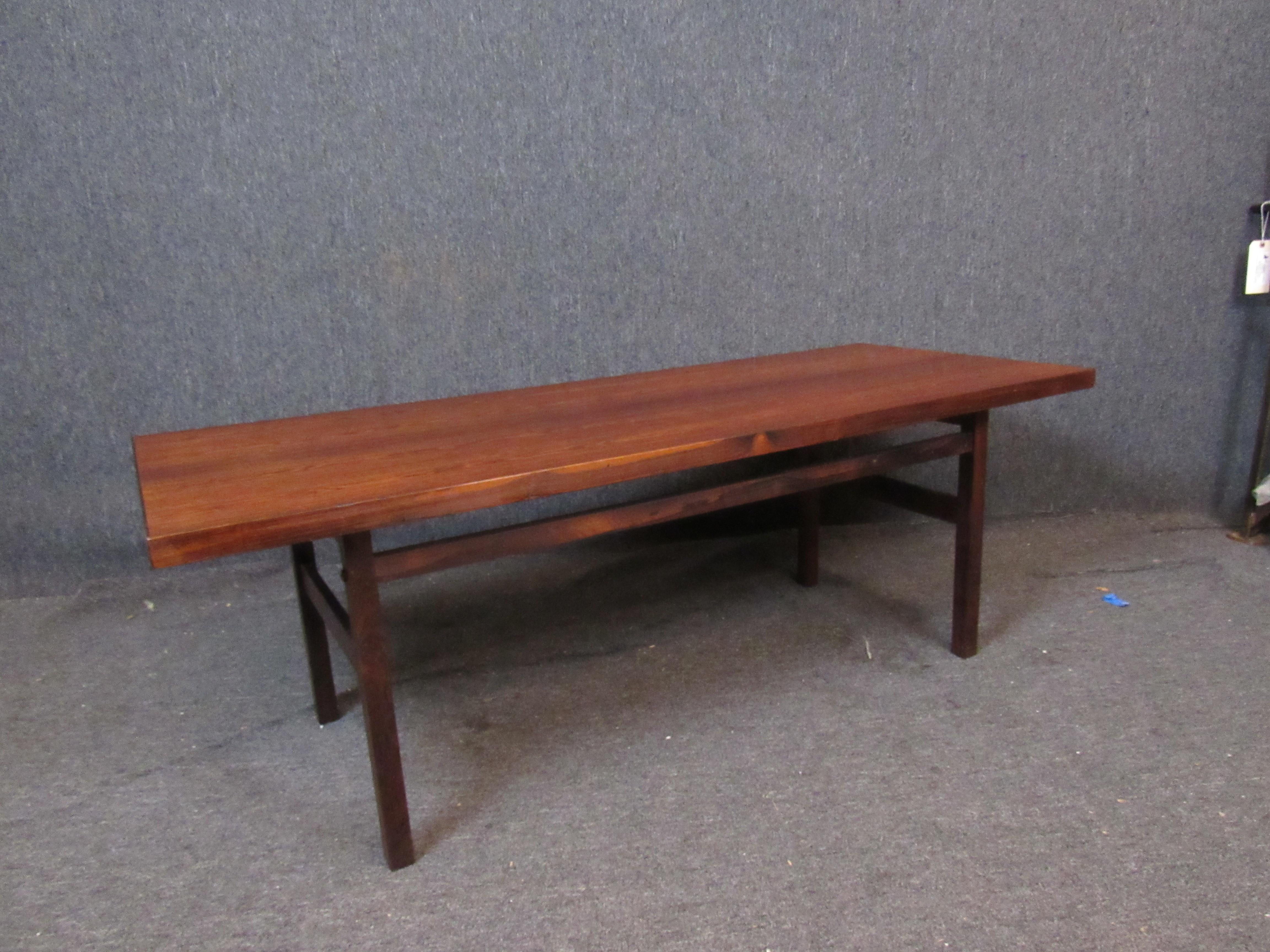 Absolutely gorgeous mid-century modern rosewood coffee table- sure to be a perfect addition to any living room, foyer, or lounge, at home or in the office! 

Please confirm item pickup location (New York or New Jersey) with dealer.