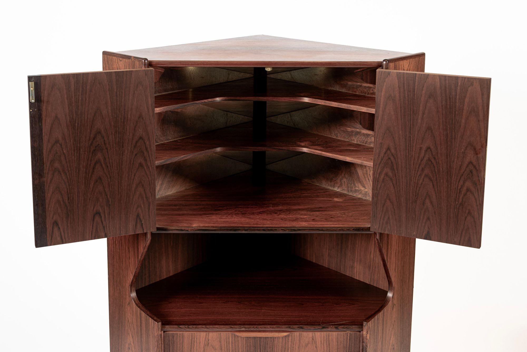Mid Century Danish Rosewood Corner Bar Cabinet 1960s In Good Condition For Sale In Detroit, MI