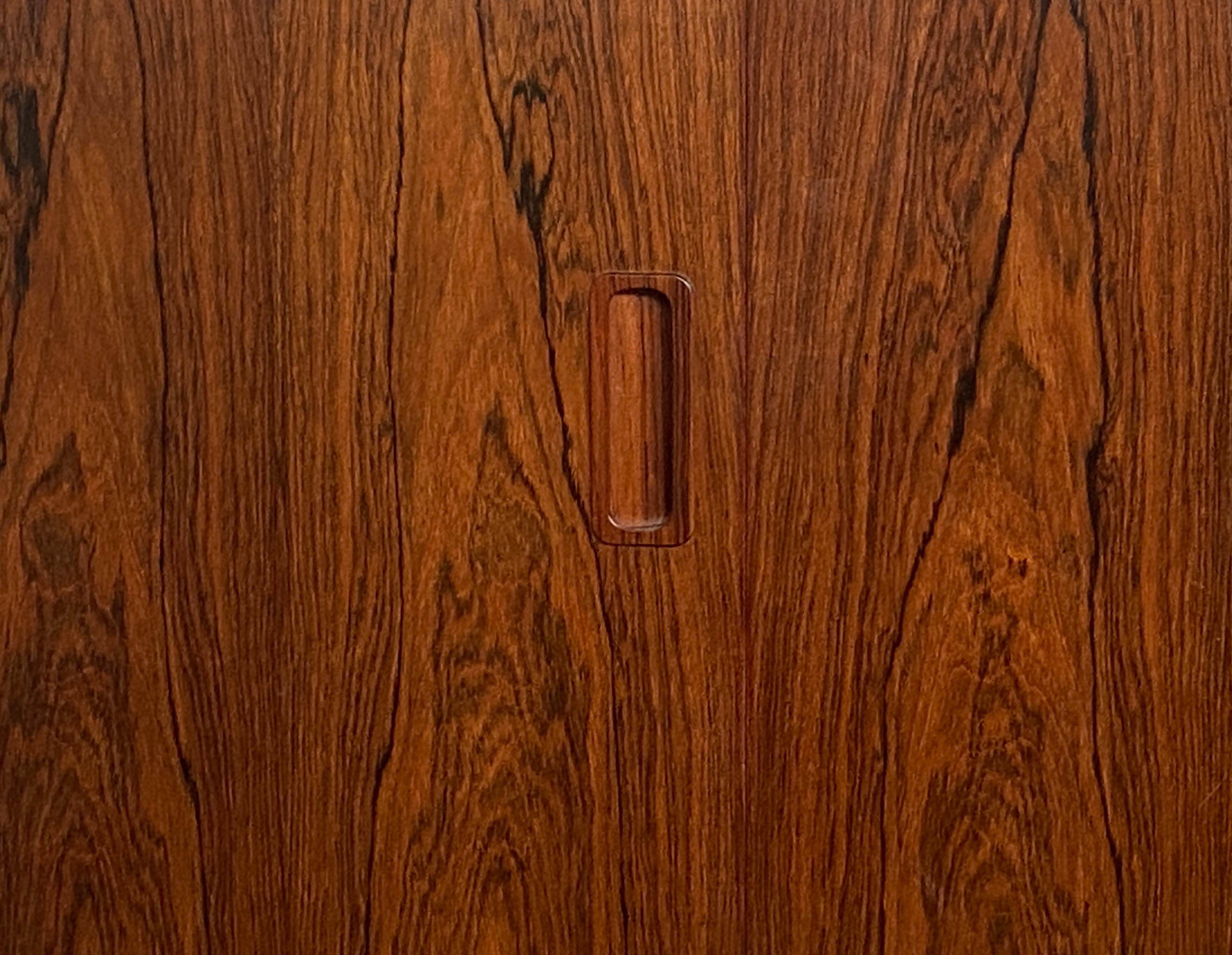 Comò credenza danese di metà secolo in palissandro di Carlo Jensen  - Hundevad in vendita 4