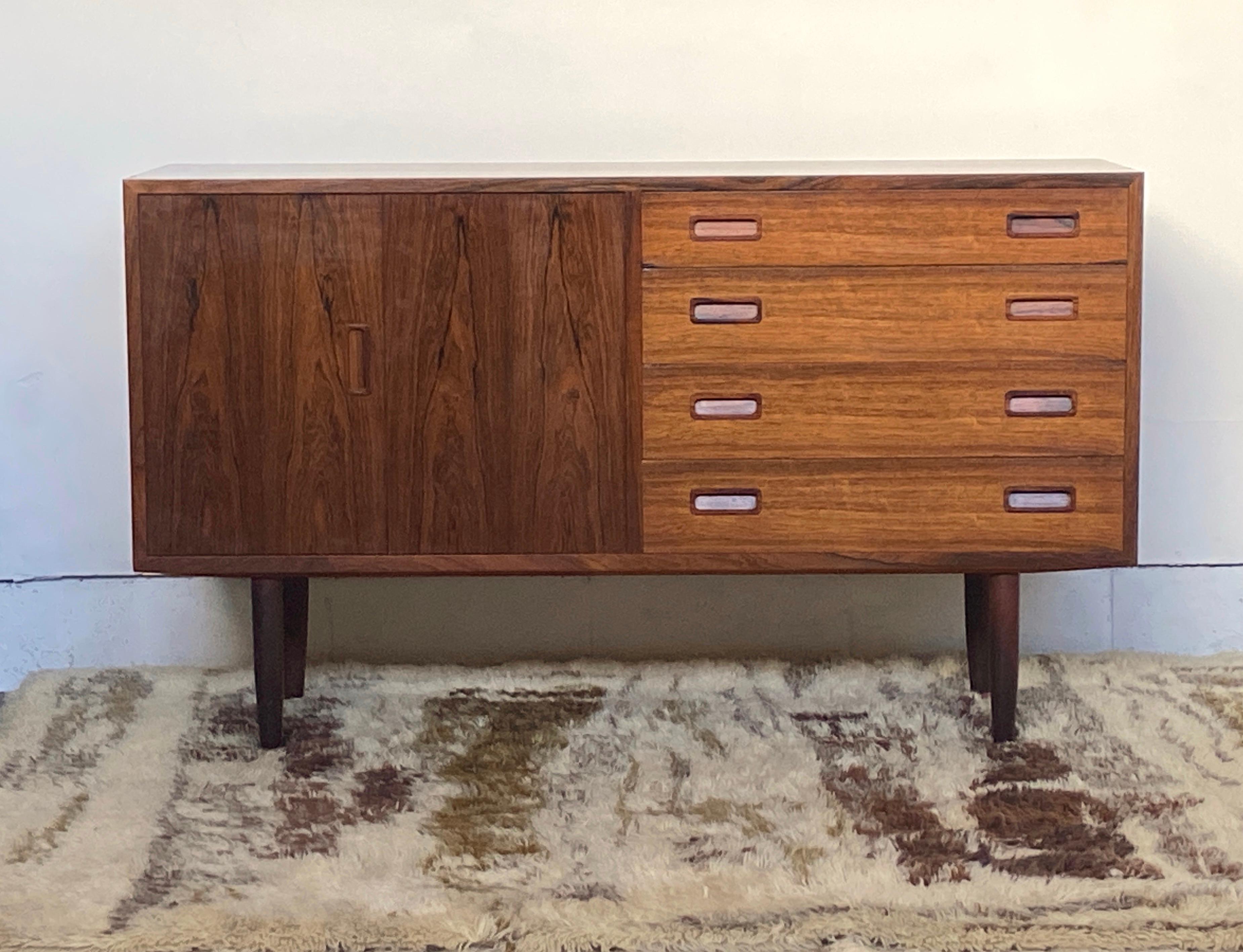 Scandinavo moderno Comò credenza danese di metà secolo in palissandro di Carlo Jensen  - Hundevad in vendita