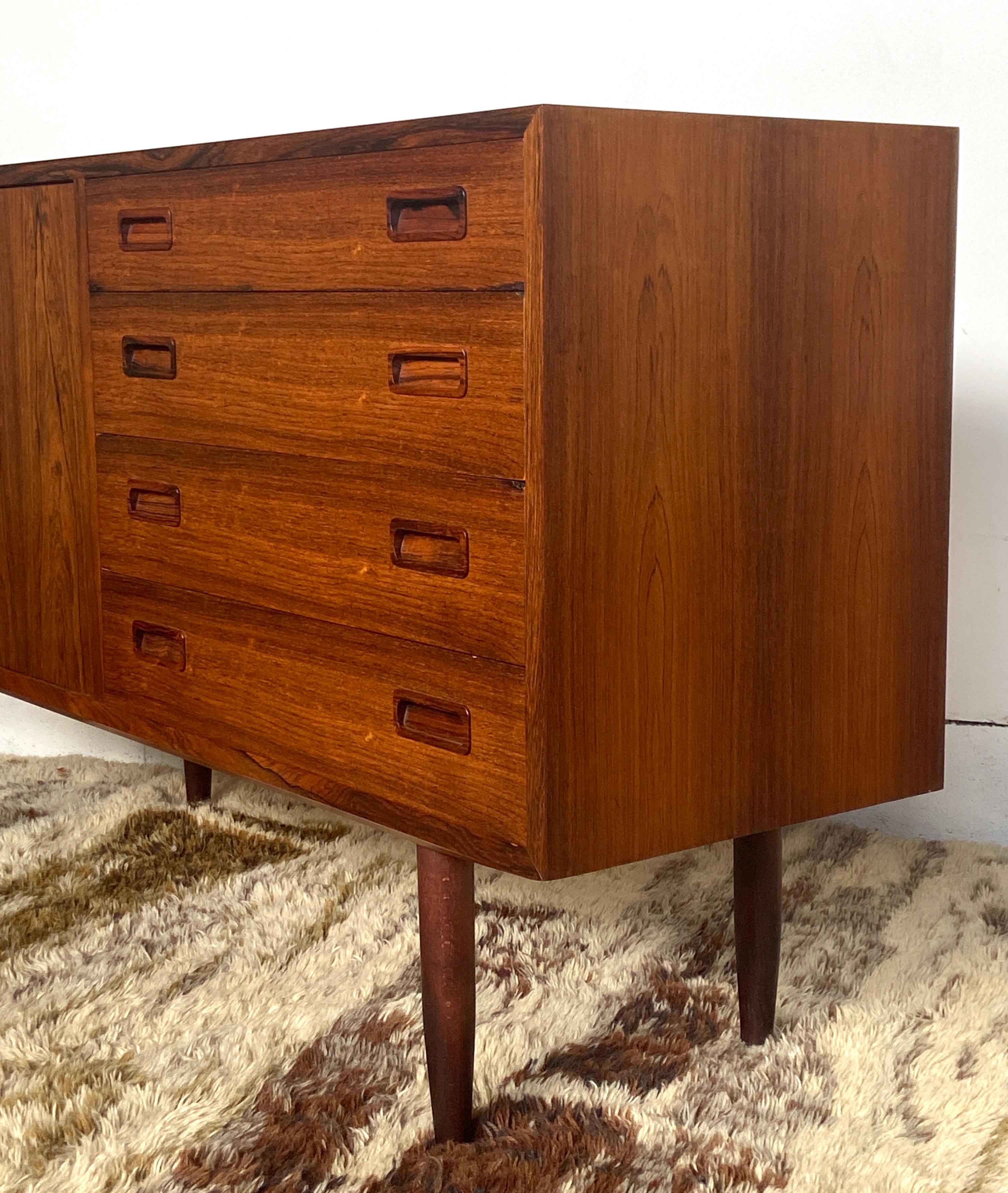 Comò credenza danese di metà secolo in palissandro di Carlo Jensen  - Hundevad In condizioni buone in vendita a Liberty, NY