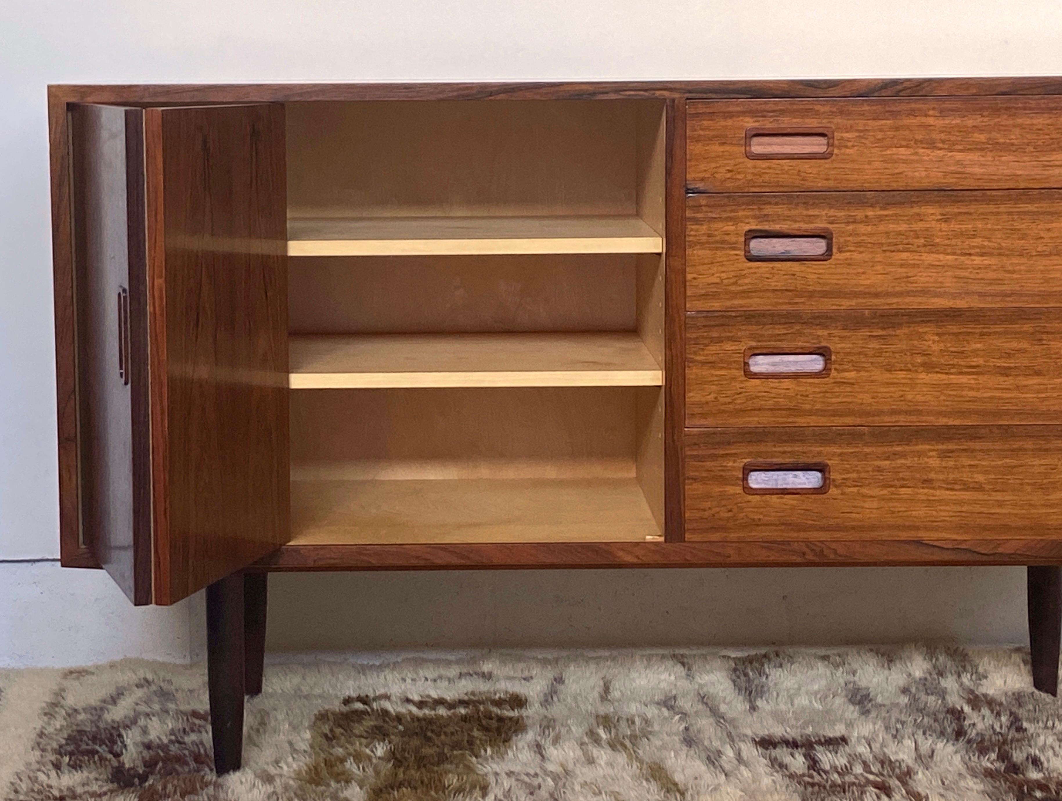 Metà XX secolo Comò credenza danese di metà secolo in palissandro di Carlo Jensen  - Hundevad in vendita