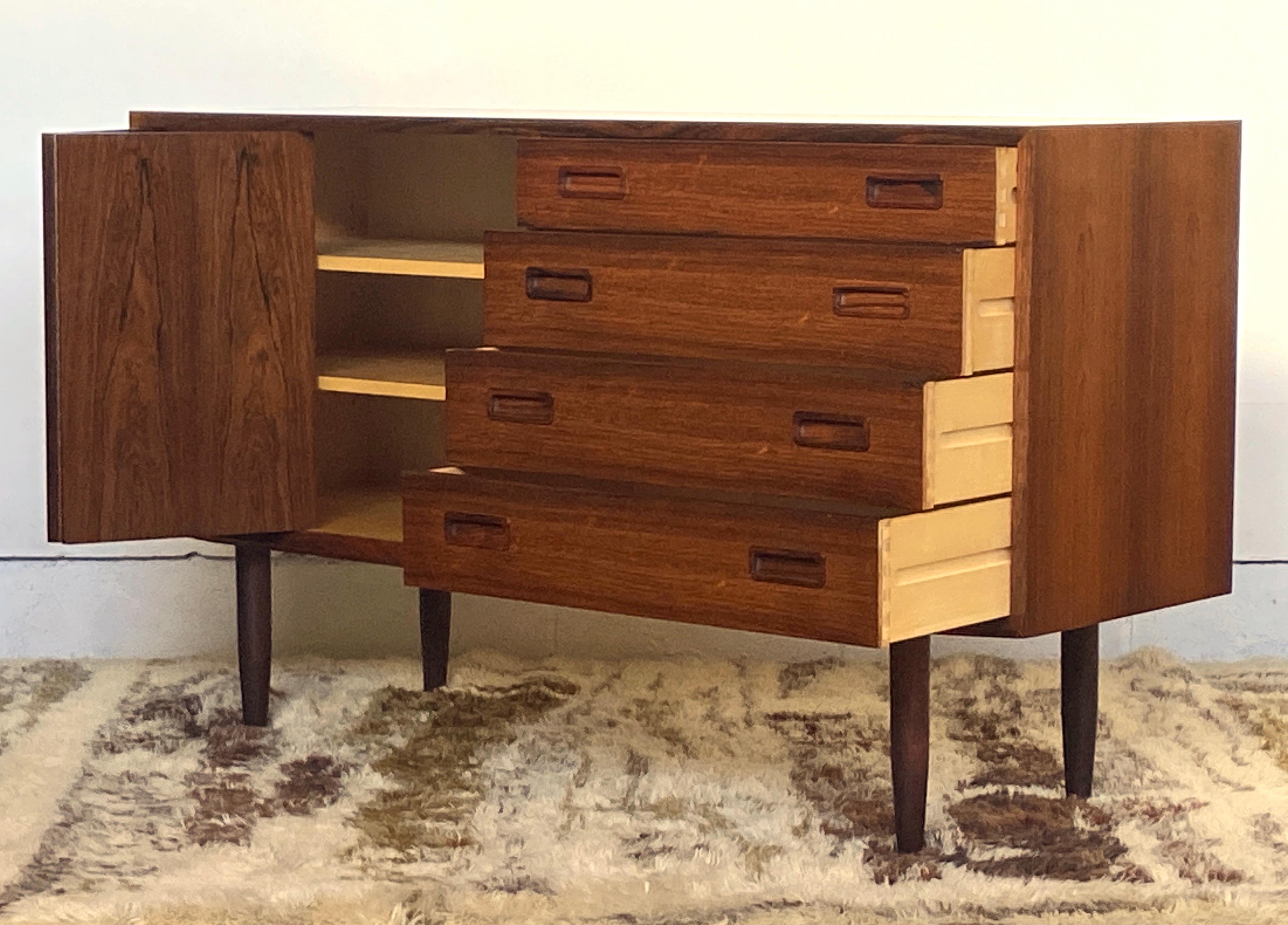 Palissandro Comò credenza danese di metà secolo in palissandro di Carlo Jensen  - Hundevad in vendita