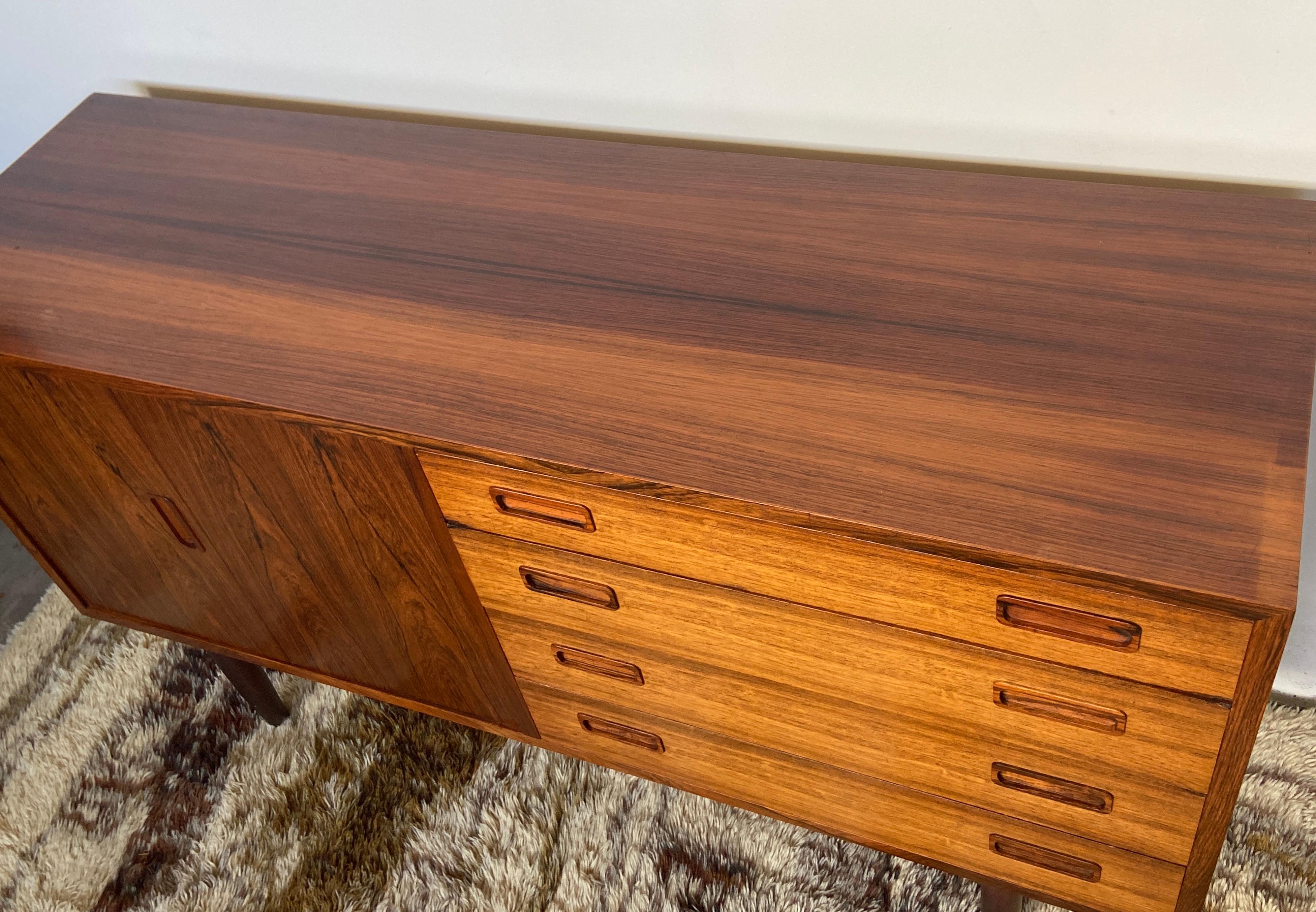 Comò credenza danese di metà secolo in palissandro di Carlo Jensen  - Hundevad in vendita 1